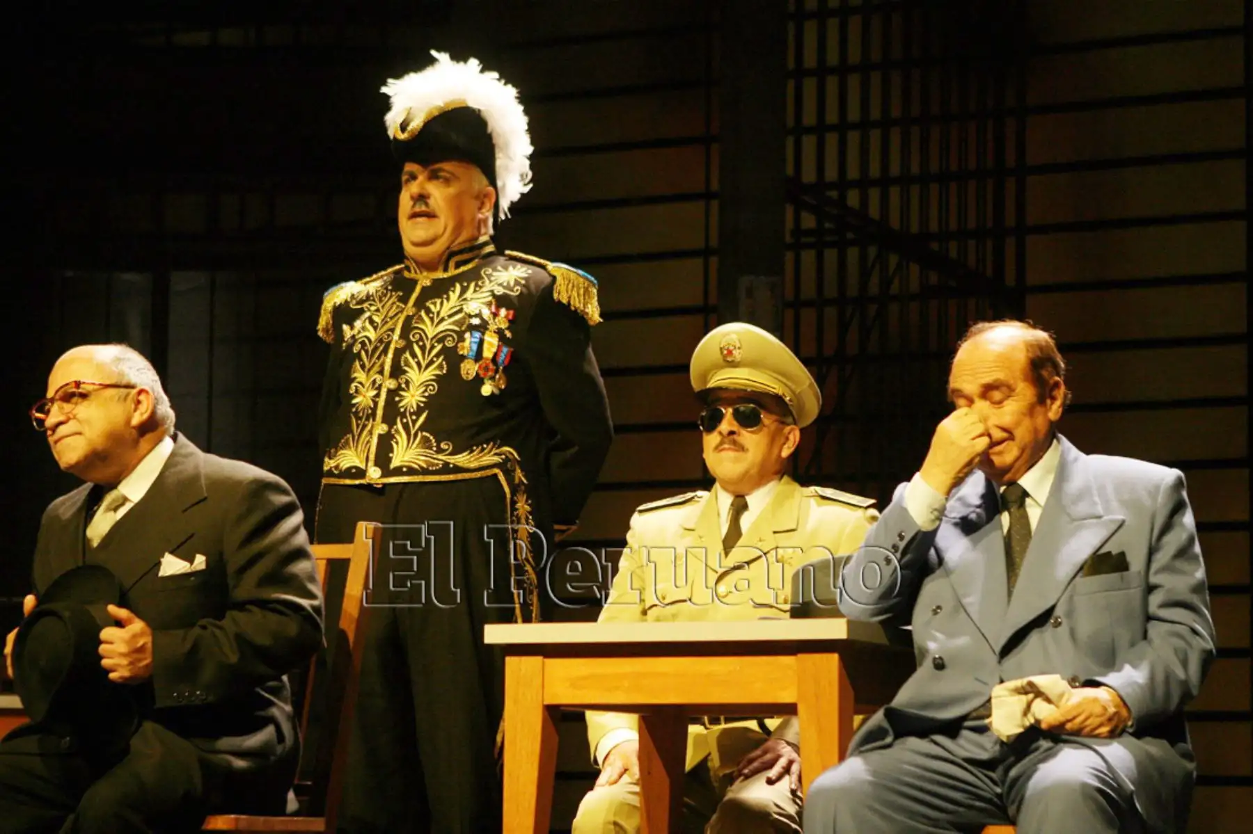 Lima - 7 junio 1983 / La gran actriz Lola Vilar (2° iz), participando en la obra teatral "Dos tontos y un crimen", al lado de otros grandes, Luis La Roca (1° iz), Elias Rocca (2° de), y Martha Figueroa (1° de), en la sala Entre Nous, en el jr. Ica.