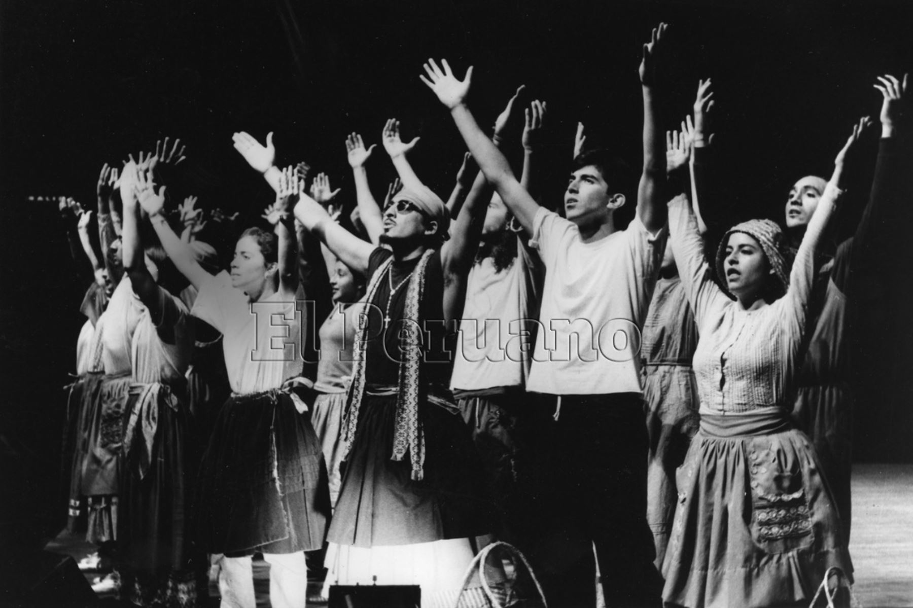 Lima - 29 agosto 1996 / Integrantes del Grupo teatral "Cuatro Tablas", saludando al publico que los ovacionan al concluir la interpretación de una obra.