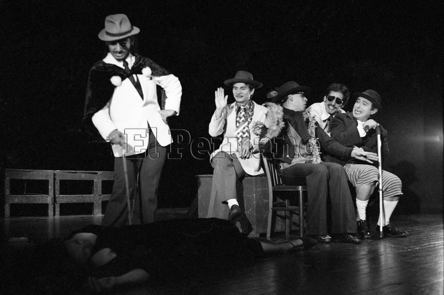 Lima - 25 mayo 1999 / El grupo de teatro Cuatro Tablas, interpretando la obra "El retorno sangriento de Aarturo Vi"