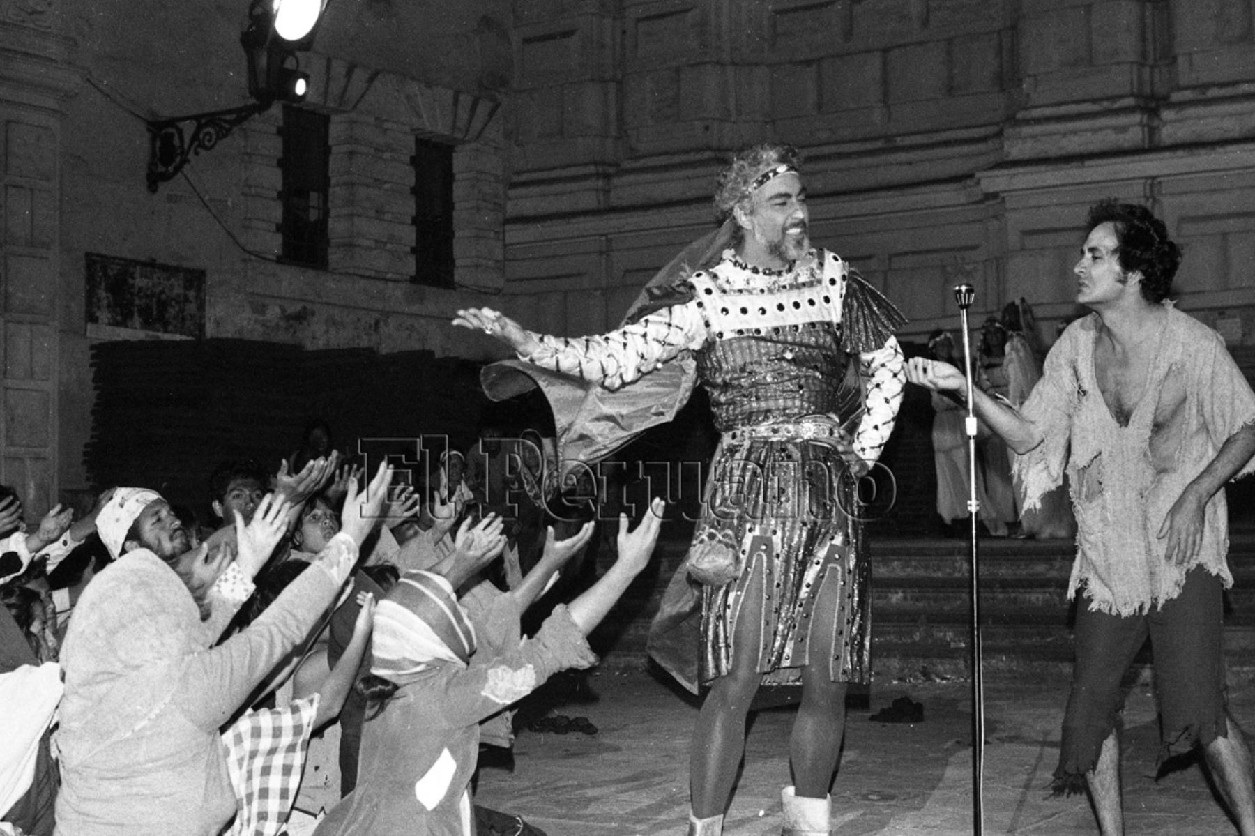 Lima - 10 enero 1978 / Escena de la obra teatral "Auto Sacramental", interpretado por los actoeres de AAA, entre los que se aprecia al primer actor Ricardo Blume.