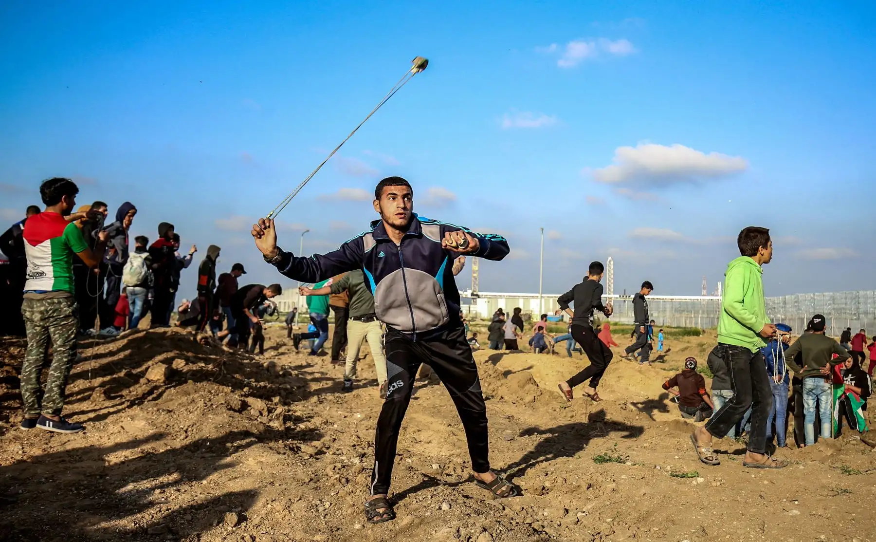 Enfrentamientos con fuerzas israelíes al otro lado de la valla luego de una manifestación en la frontera con Israel al este de la ciudad de Gaza. Foto: AFP