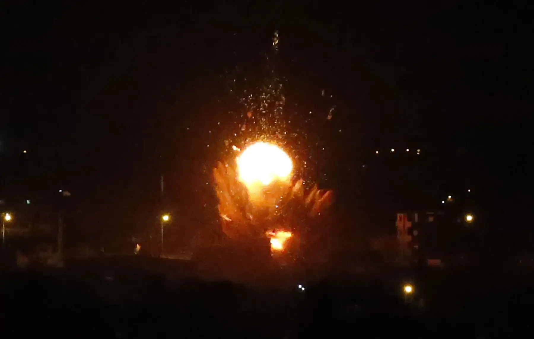 Una bola de fuego y humo ondea sobre los edificios en Rafah, en el sur de la Franja de Gaza, durante los ataques israelíes. Foto: AFP