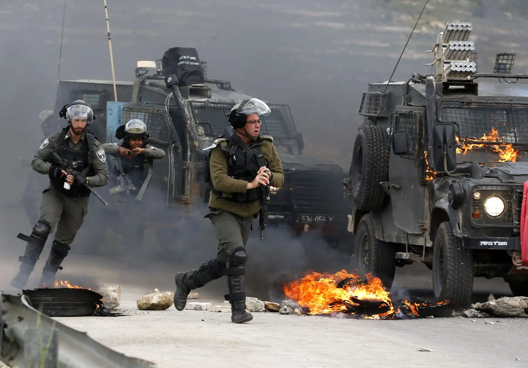 Un guardia fronterizo israelí lanza gas lacrimógeno durante los enfrentamientos con manifestantes palestinos en Cisjordania. Foto: AFP