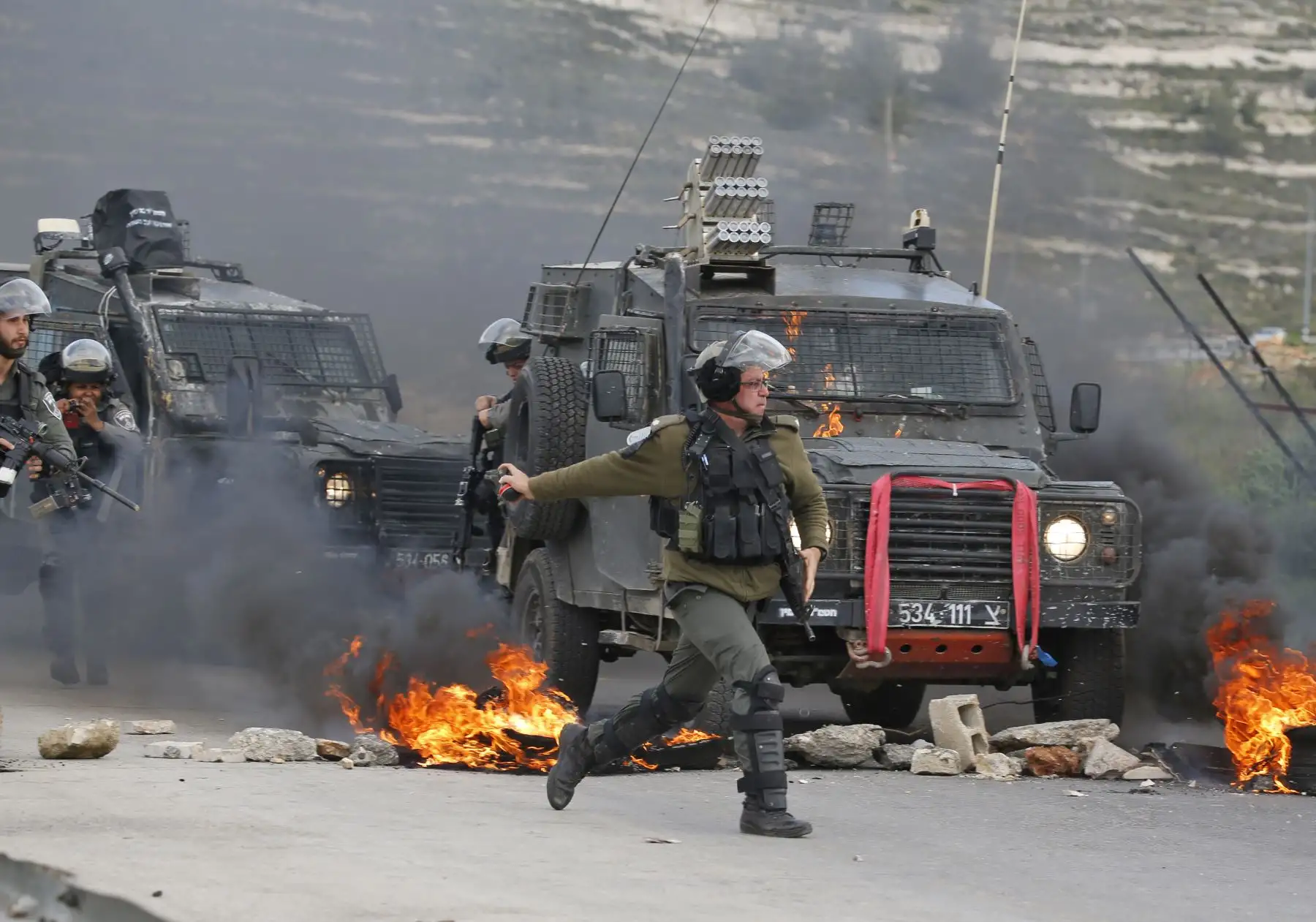 Un guardia fronterizo israelí lanza gas lacrimógeno durante los enfrentamientos con manifestantes palestinos en Cisjordania. Foto: AFP