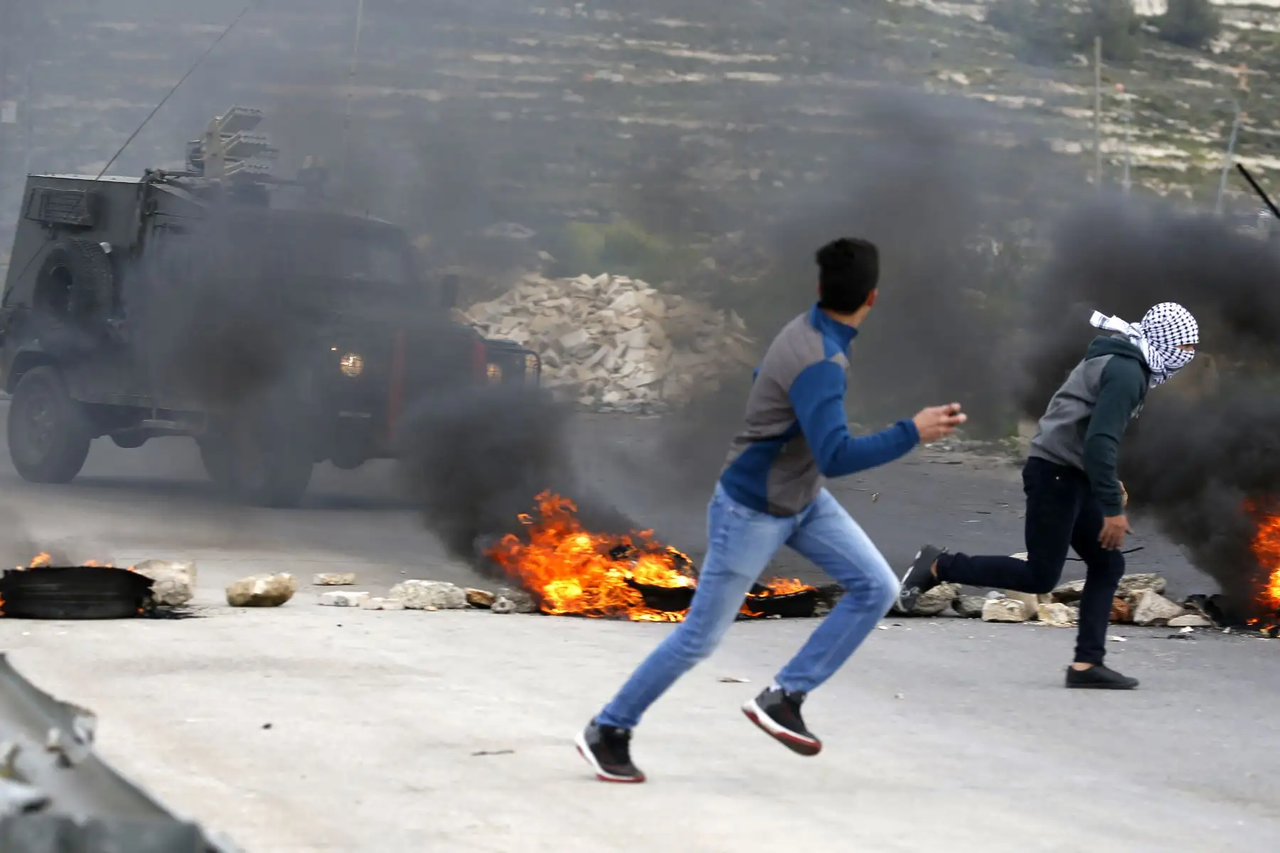 Manifestantes palestinos se enfrentan con las fuerzas israelíes en las afueras de Ramallah, en la ocupada Cisjordania. Foto: AFP