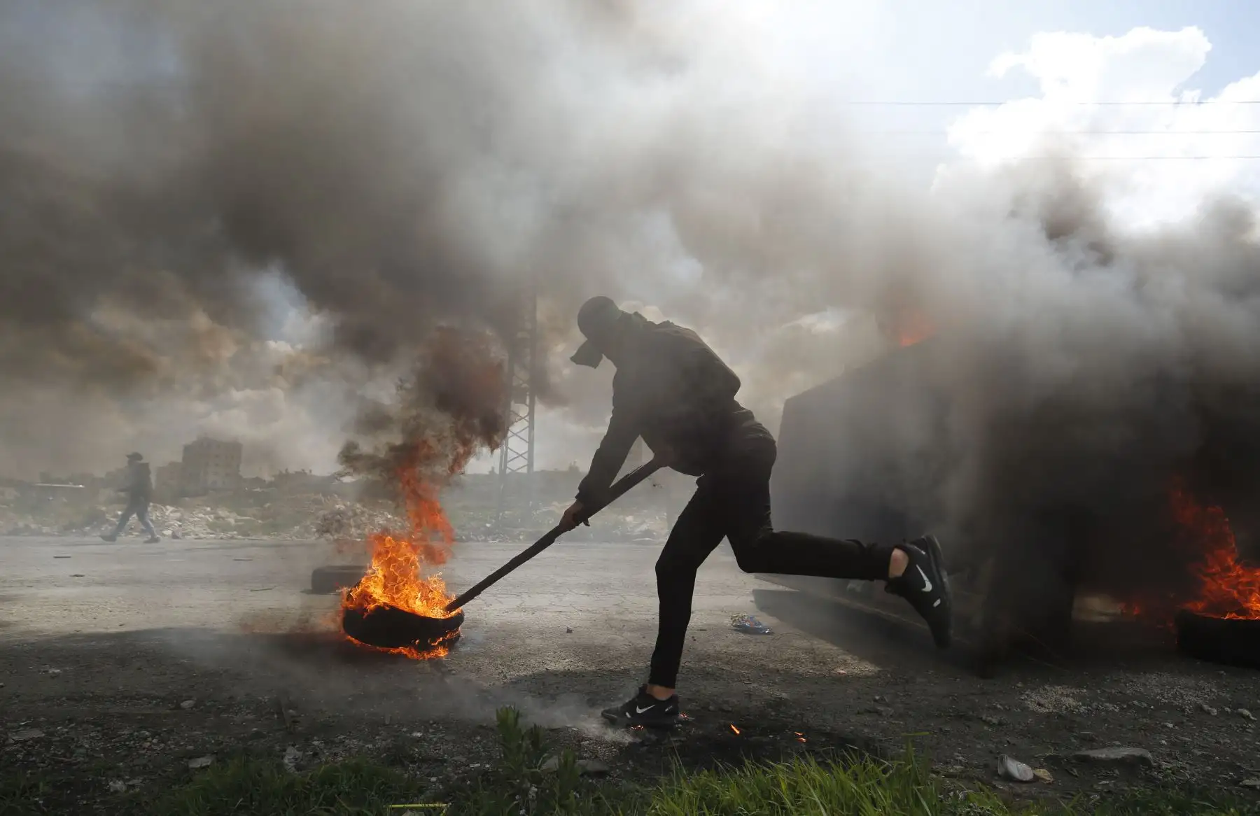 Manifestantes palestinos se enfrentan con las fuerzas israelíes en las afueras de Ramallah, en la ocupada Cisjordania. Foto: AFP