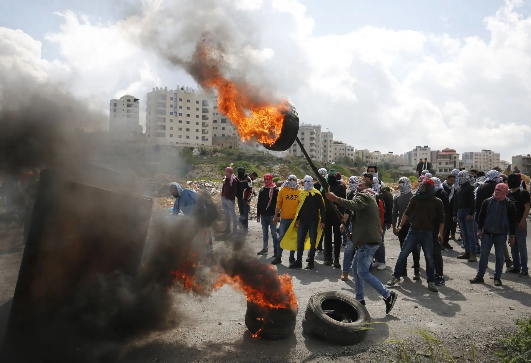Manifestantes palestinos se enfrentan con las fuerzas israelíes en las afueras de Ramallah, en la ocupada Cisjordania. Foto: AFP