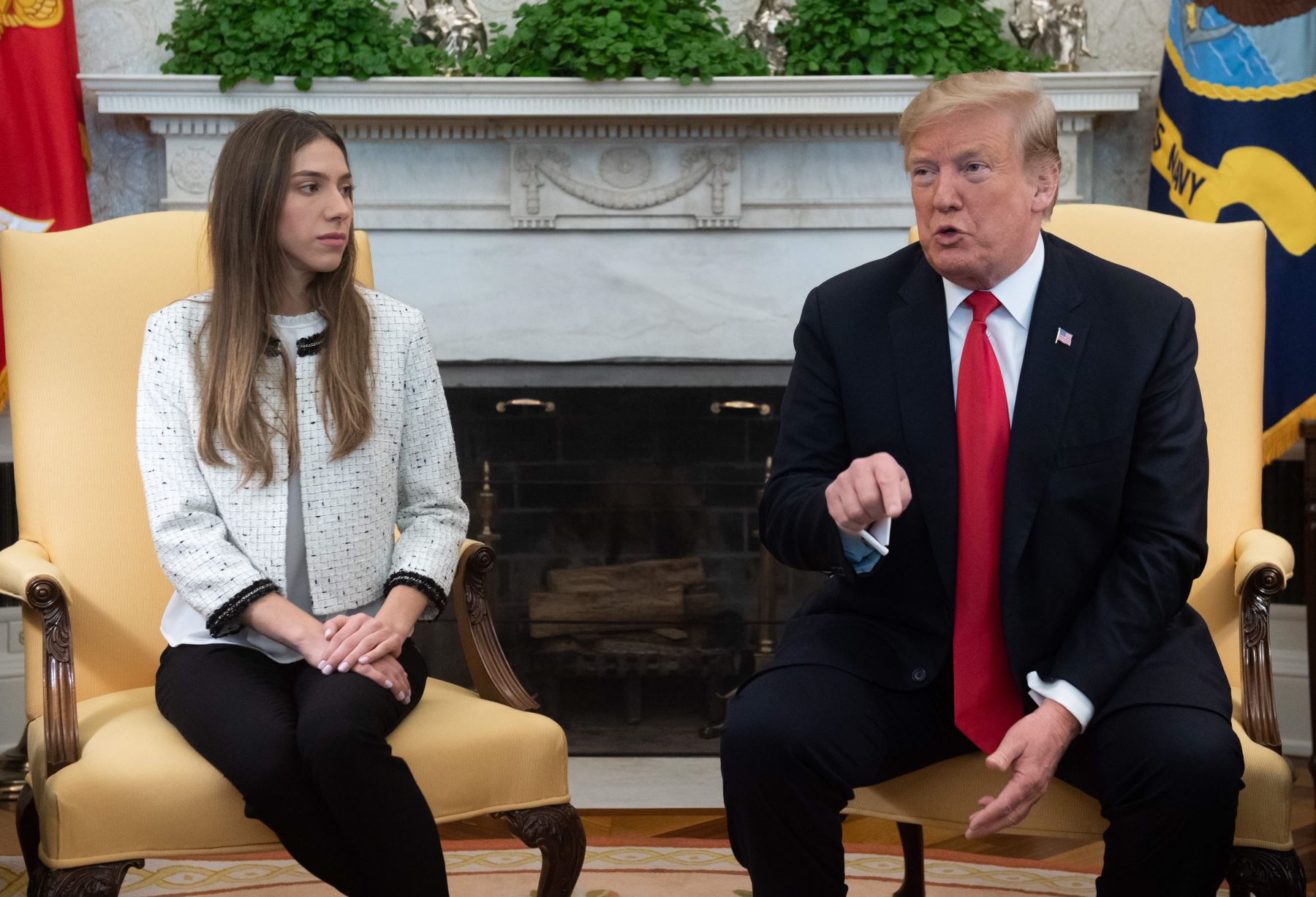 El presidente de Estados Unidos, Donald Trump, se reúne con Fabiana Rosales, esposa del líder opositor venezolano, Juan Guaido, en la Casa Blanca. Foto: AFP.