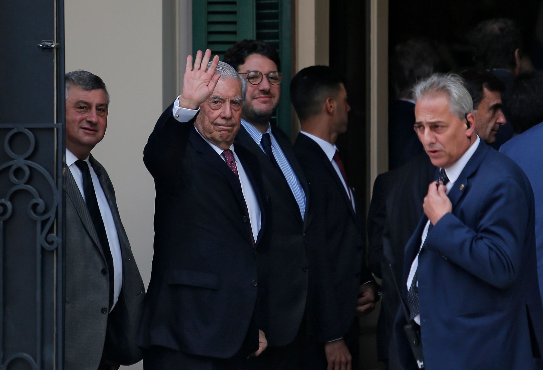 El escritor peruano Mario Vargas Llosa saluda su llegada al VIII Congreso Internacional de la Lengua Española en Córdoba, Argentina, el 27 de marzo de 2019. Foto: EFE
