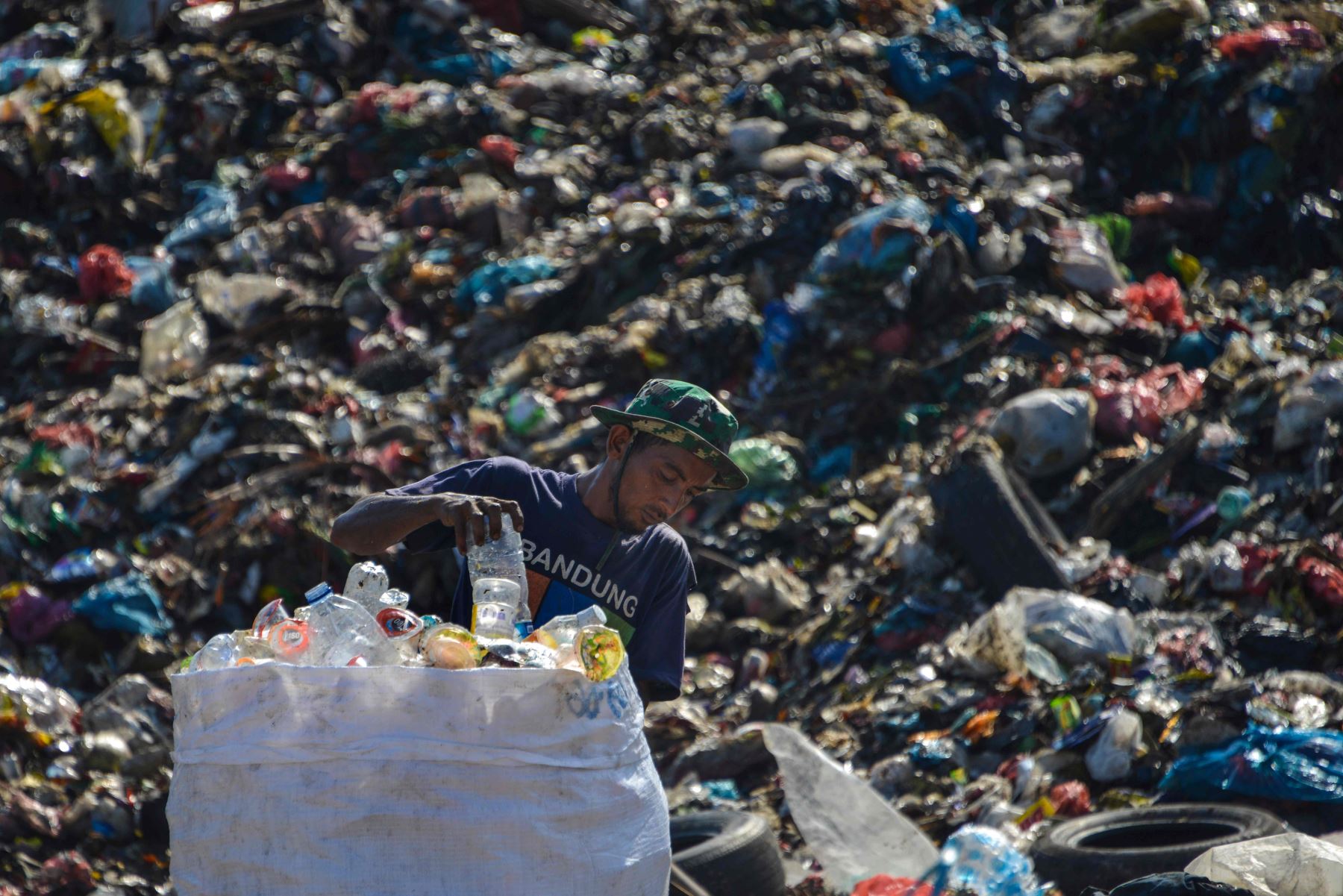 Recolectores de plástico reciclable en Banda Aceh, Indonesia. Foto: AFP