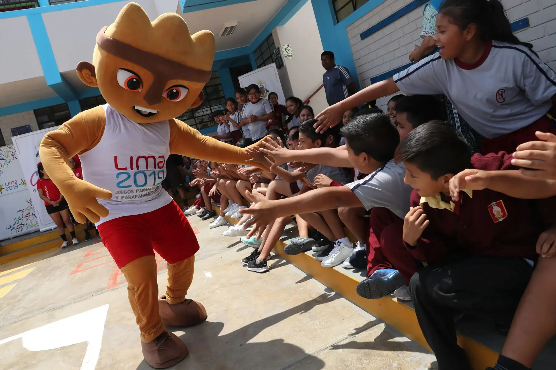 La selección peruana de Handball que participará en los Juegos Panamericanos visitó la I. E. Néstor Gambeta, en el marco de la campaña “Callao es Lima 2019“. Foto: ANDINA/Melina Mejía