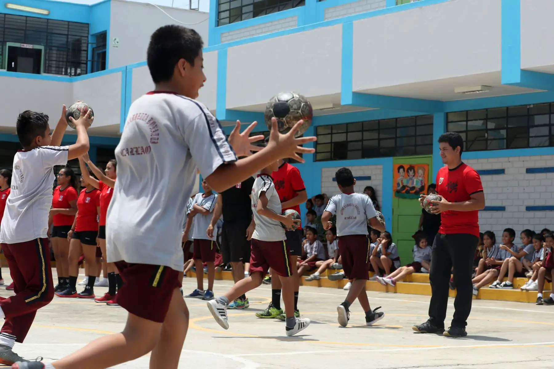 La selección peruana de Handball que participará en los Juegos Panamericanos visitó la I. E. Néstor Gambeta, en el marco de la campaña “Callao es Lima 2019“. Foto: ANDINA/Melina Mejía
