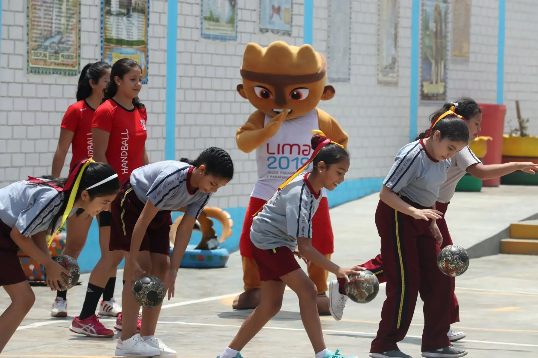 La selección peruana de Handball que participará en los Juegos Panamericanos visitó la I. E. Néstor Gambeta, en el marco de la campaña “Callao es Lima 2019“. Foto: ANDINA/Melina Mejía