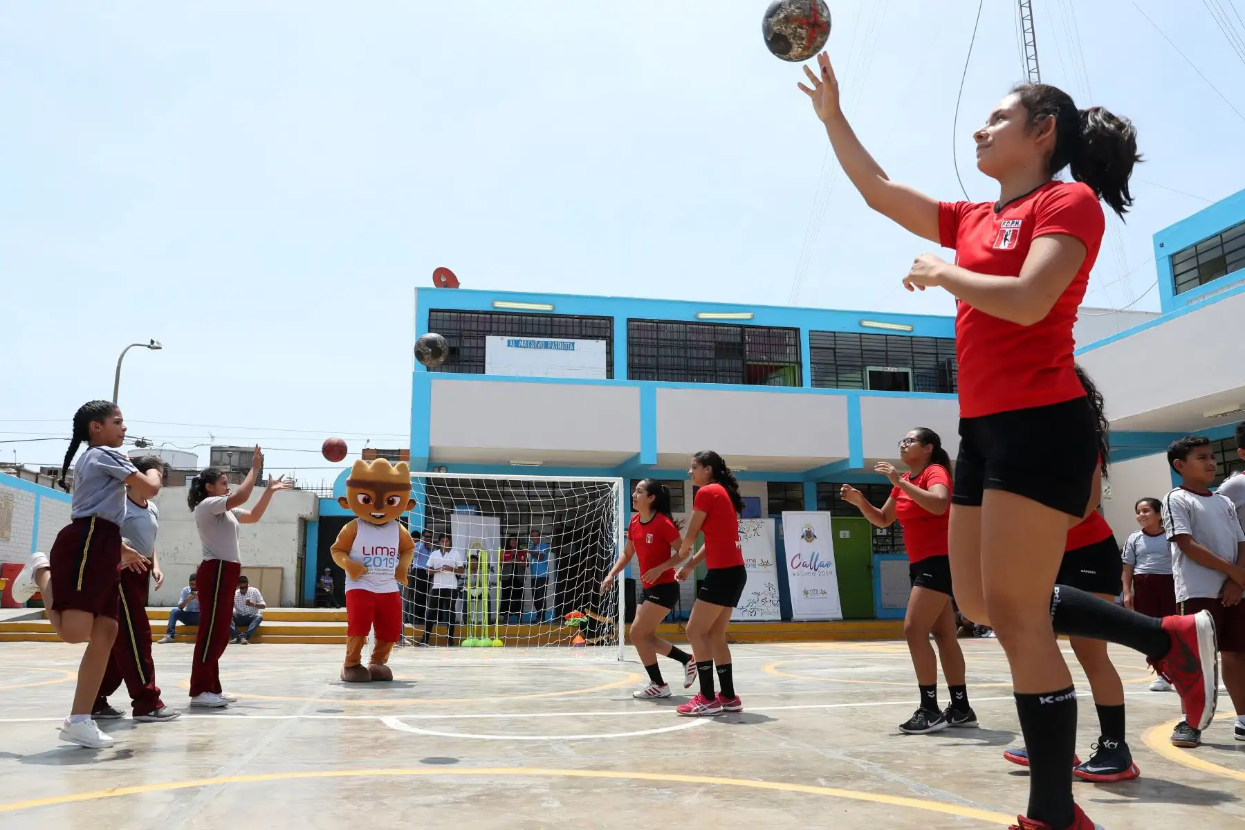 La selección peruana de Handball que participará en los Juegos Panamericanos visitó la I. E. Néstor Gambeta, en el marco de la campaña “Callao es Lima 2019“. Foto: ANDINA/Melina Mejía