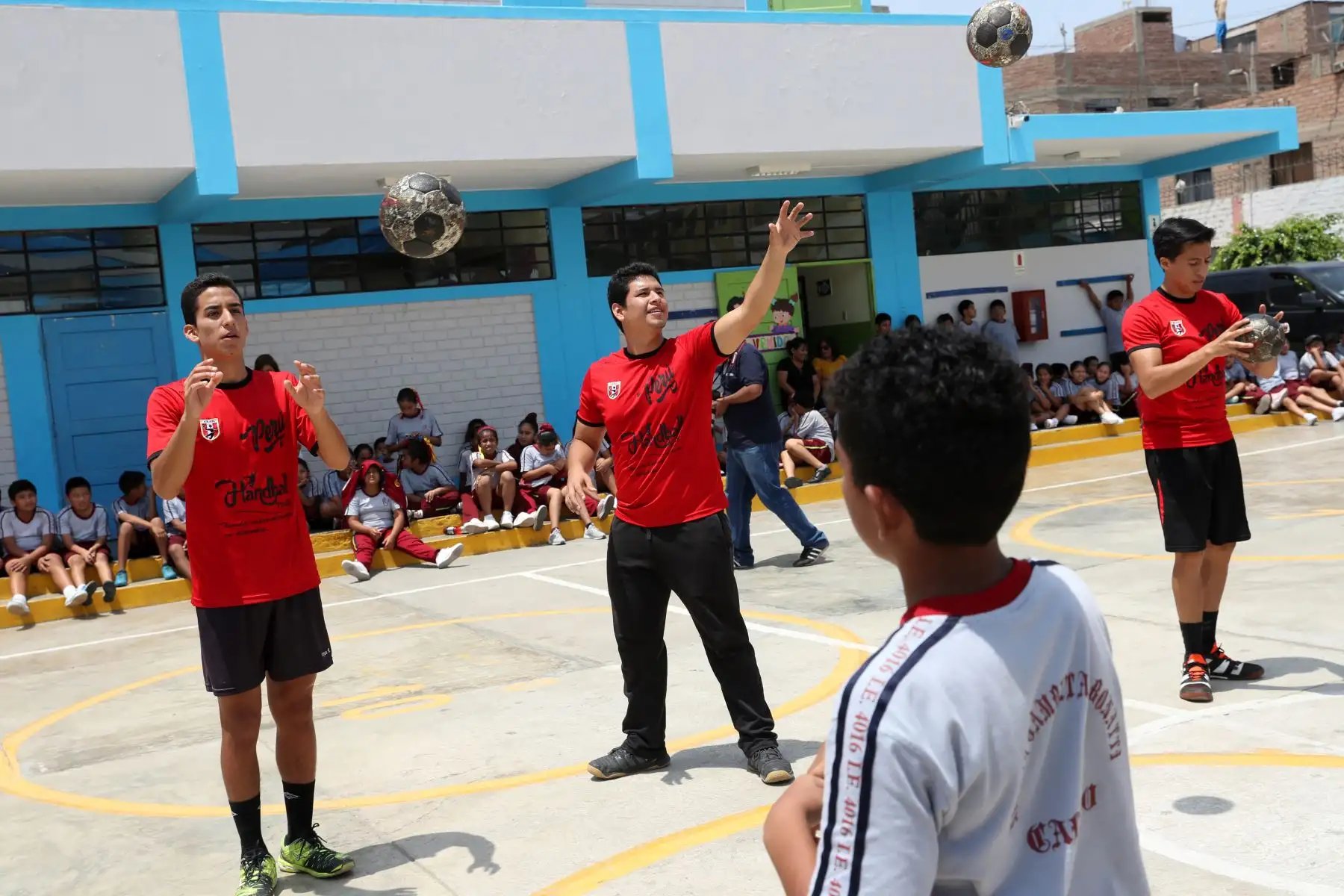 La selección peruana de Handball que participará en los Juegos Panamericanos visitó la I. E. Néstor Gambeta, en el marco de la campaña “Callao es Lima 2019“. Foto: ANDINA/Melina Mejía