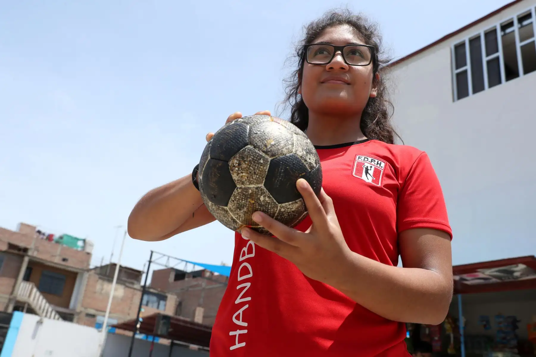 La selección peruana de Handball que participará en los Juegos Panamericanos visitó la I. E. Néstor Gambeta, en el marco de la campaña “Callao es Lima 2019“. Foto: ANDINA/Melina Mejía