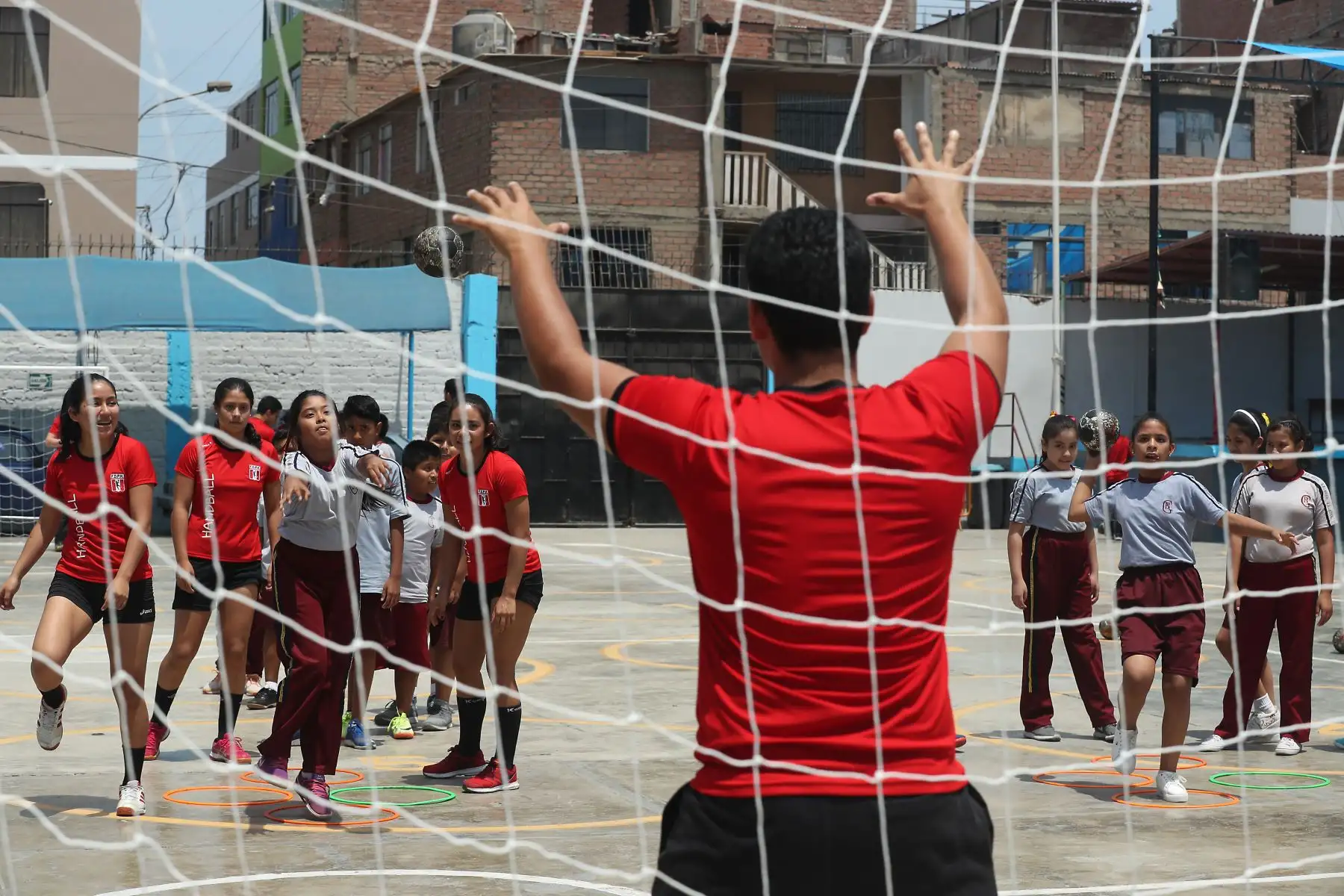 La selección peruana de Handball que participará en los Juegos Panamericanos visitó la I. E. Néstor Gambeta, en el marco de la campaña “Callao es Lima 2019“. Foto: ANDINA/Melina Mejía