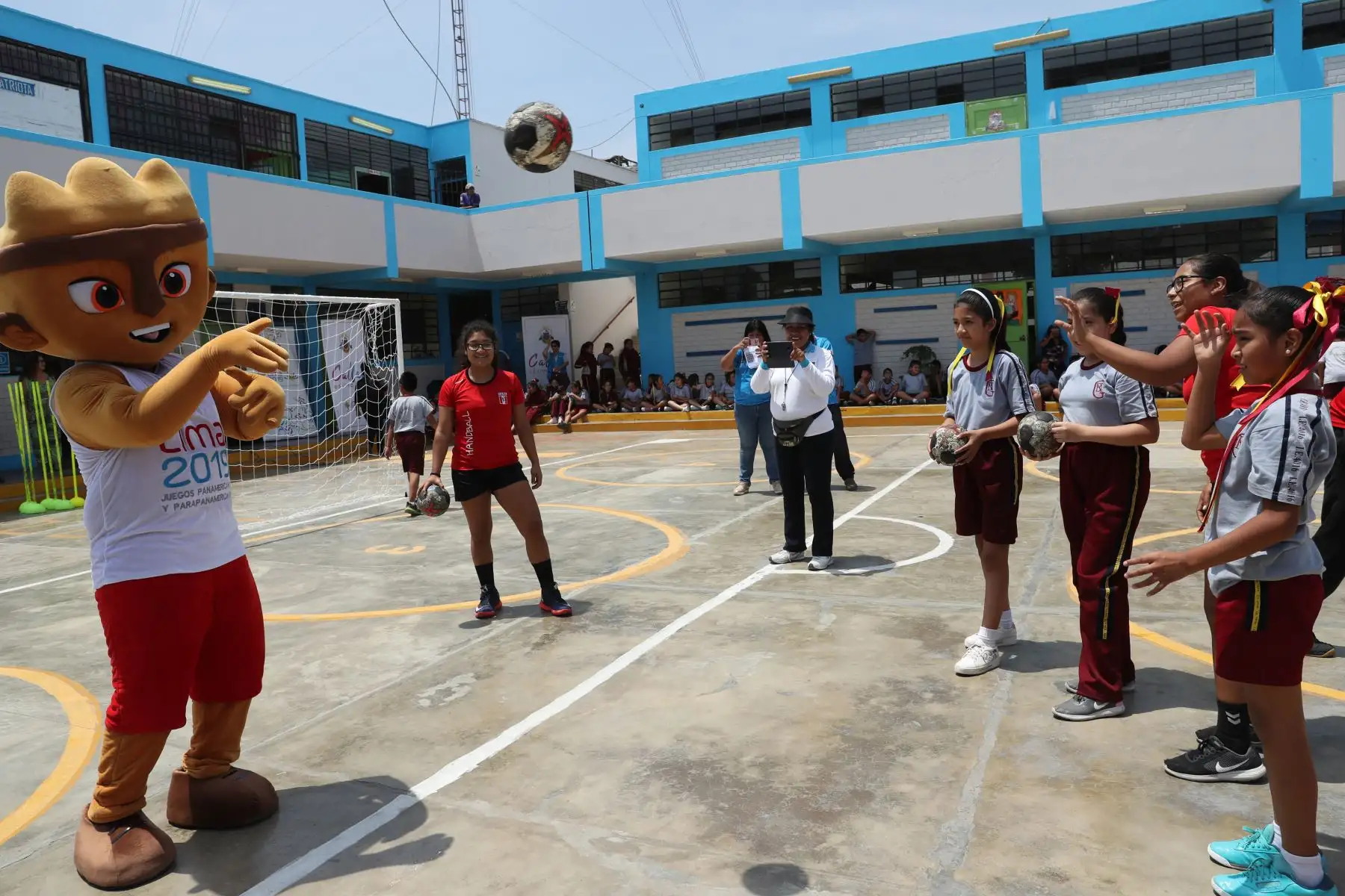 La selección peruana de Handball que participará en los Juegos Panamericanos visitó la I. E. Néstor Gambeta, en el marco de la campaña “Callao es Lima 2019“. Foto: ANDINA/Melina Mejía