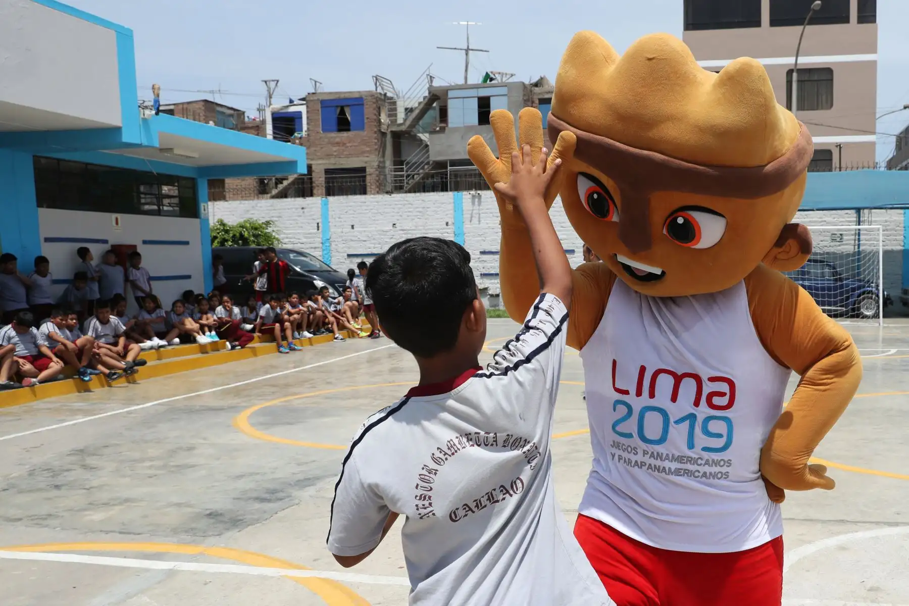 La selección peruana de Handball que participará en los Juegos Panamericanos visitó la I. E. Néstor Gambeta, en el marco de la campaña “Callao es Lima 2019“. Foto: ANDINA/Melina Mejía