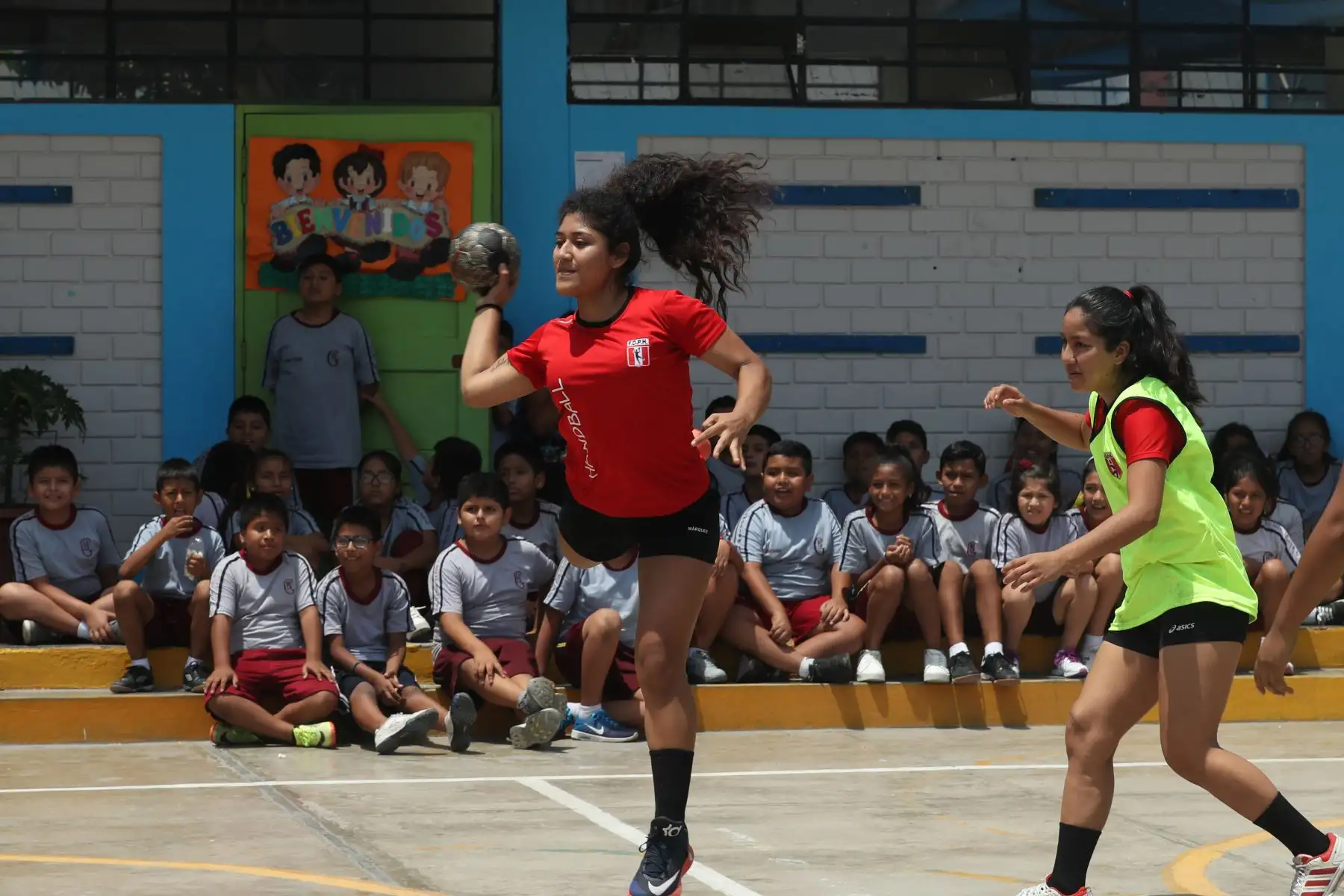La selección peruana de Handball que participará en los Juegos Panamericanos visitó la I. E. Néstor Gambeta, en el marco de la campaña “Callao es Lima 2019“. Foto: ANDINA/Melina Mejía