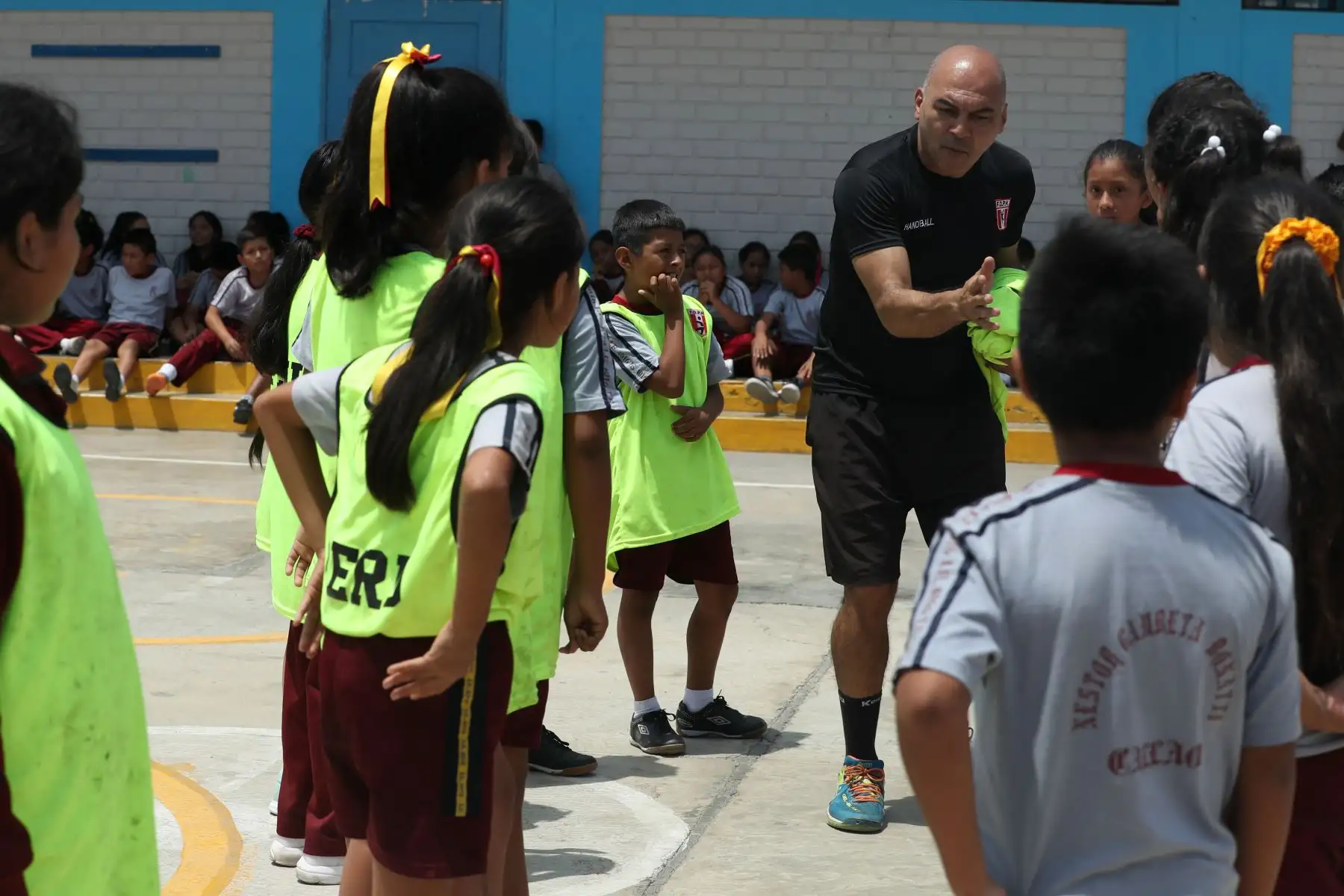 La selección peruana de Handball que participará en los Juegos Panamericanos visitó la I. E. Néstor Gambeta, en el marco de la campaña “Callao es Lima 2019“. Foto: ANDINA/Melina Mejía