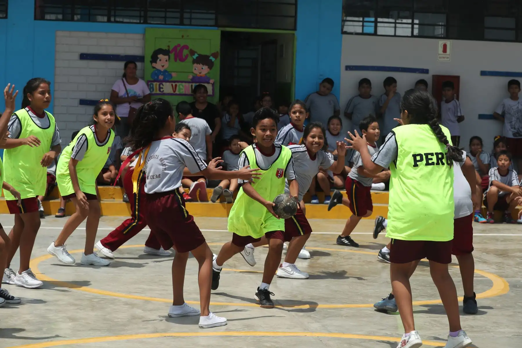 La selección peruana de Handball que participará en los Juegos Panamericanos visitó la I. E. Néstor Gambeta, en el marco de la campaña “Callao es Lima 2019“. Foto: ANDINA/Melina Mejía