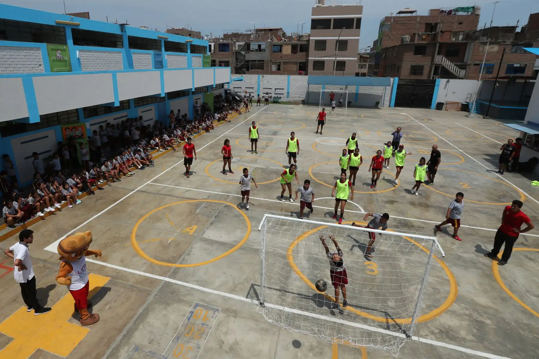 La selección peruana de Handball que participará en los Juegos Panamericanos visitó la I. E. Néstor Gambeta, en el marco de la campaña “Callao es Lima 2019“. Foto: ANDINA/Melina Mejía