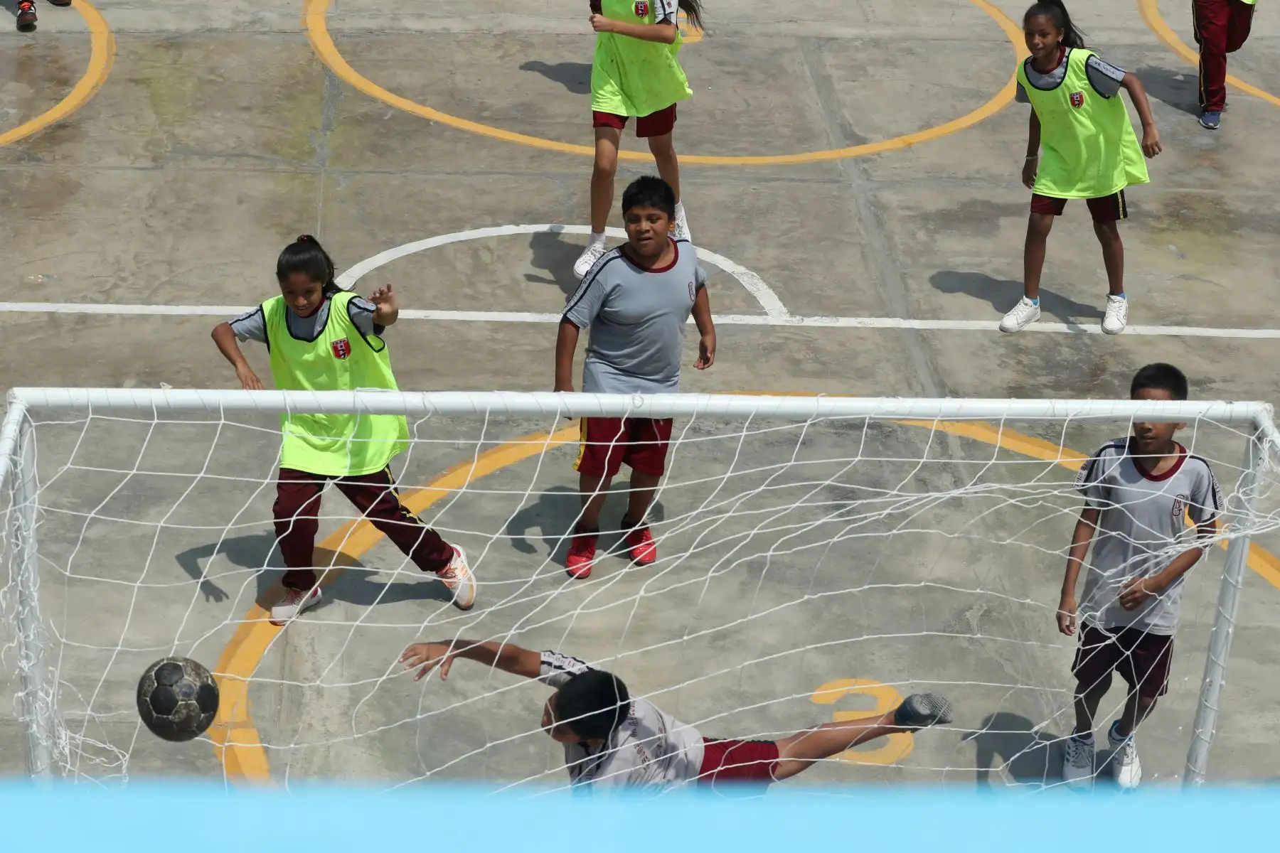 La selección peruana de Handball que participará en los Juegos Panamericanos visitó la I. E. Néstor Gambeta, en el marco de la campaña “Callao es Lima 2019“. Foto: ANDINA/Melina Mejía