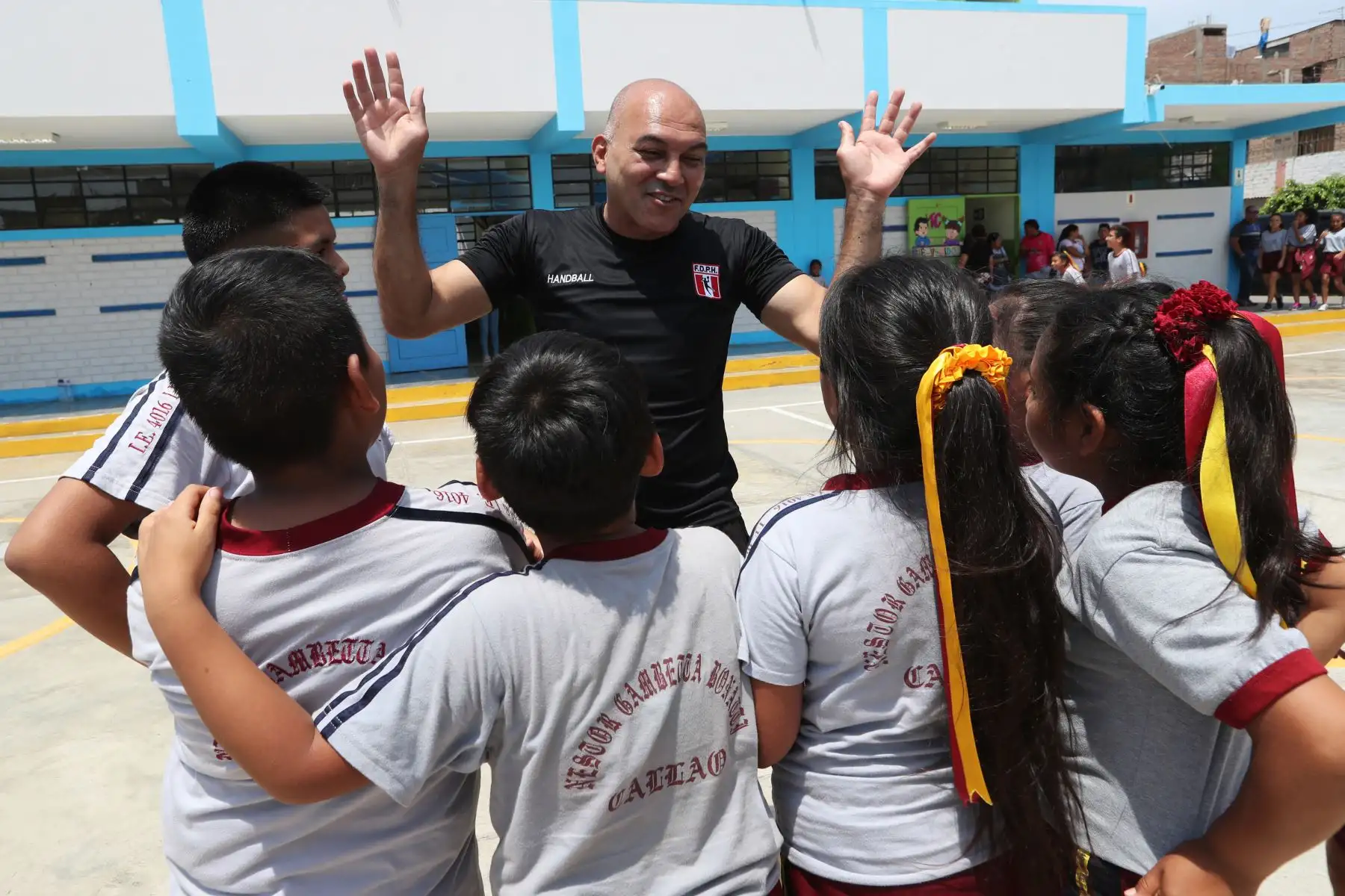 La selección peruana de Handball que participará en los Juegos Panamericanos visitó la I. E. Néstor Gambeta, en el marco de la campaña “Callao es Lima 2019“. Foto: ANDINA/Melina Mejía