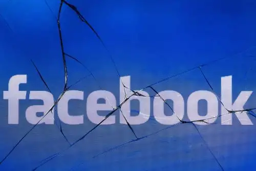 En esta foto de archivo tomada en París el 16 de mayo de 2018, se muestra el logotipo de la red social Facebook en una pantalla rota de un teléfono móvil. Foto: AFP