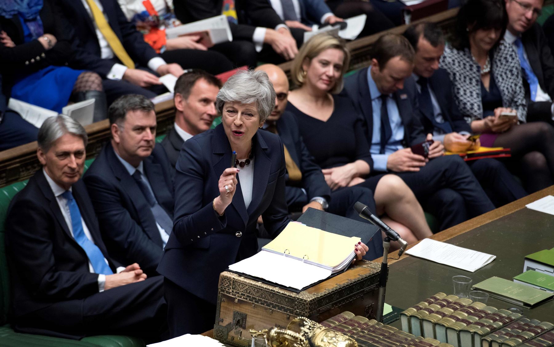 Una fotografía tomada y publicada por el Parlamento del Reino Unido el 27 de marzo de 2019 muestra a la primera ministra británica Theresa May hablando durante la sesión semanal de preguntas y respuestas de las preguntas del primer ministro en la Cámara de los Comunes en Londres. Foto: EFE