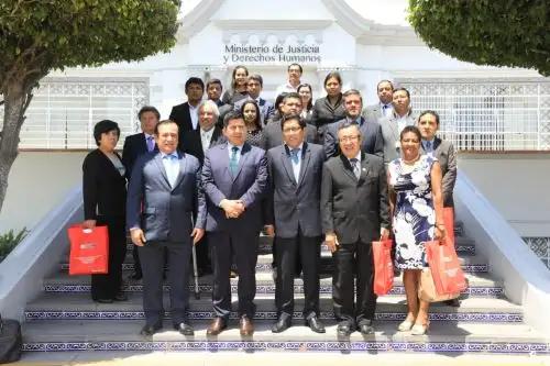 El ministro de Justicia y Derechos Humanos, Vicente Zeballos, recibió a un grupo de gobernadores regionales en la sede del sector.