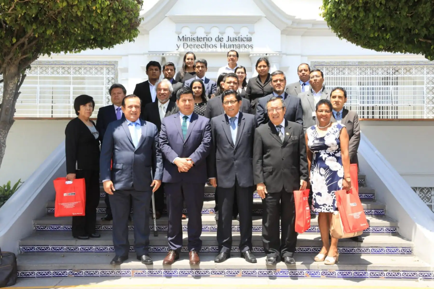 El ministro de Justicia y Derechos Humanos, Vicente Zeballos, recibió a un grupo de gobernadores regionales en la sede del sector.