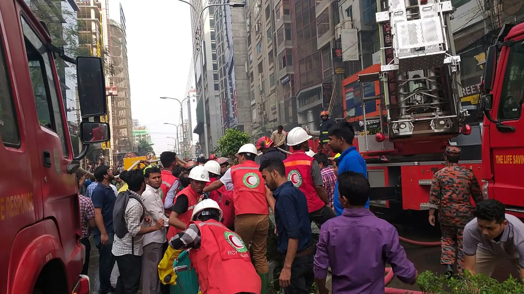 Mueren 19 personas por incendio en edificio de 19 pisos en Bangladesh. Foto: AFP