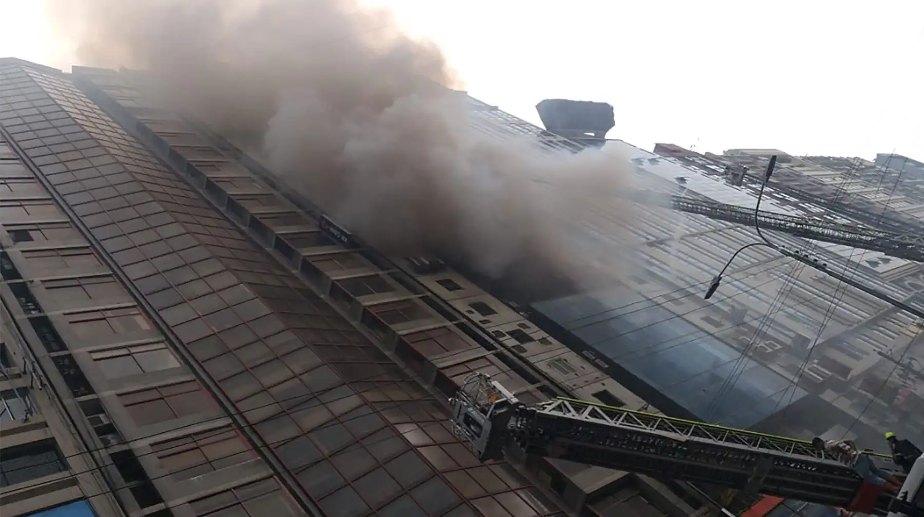 Mueren 19 personas por incendio en edificio de 19 pisos en Bangladesh. Foto: AFP