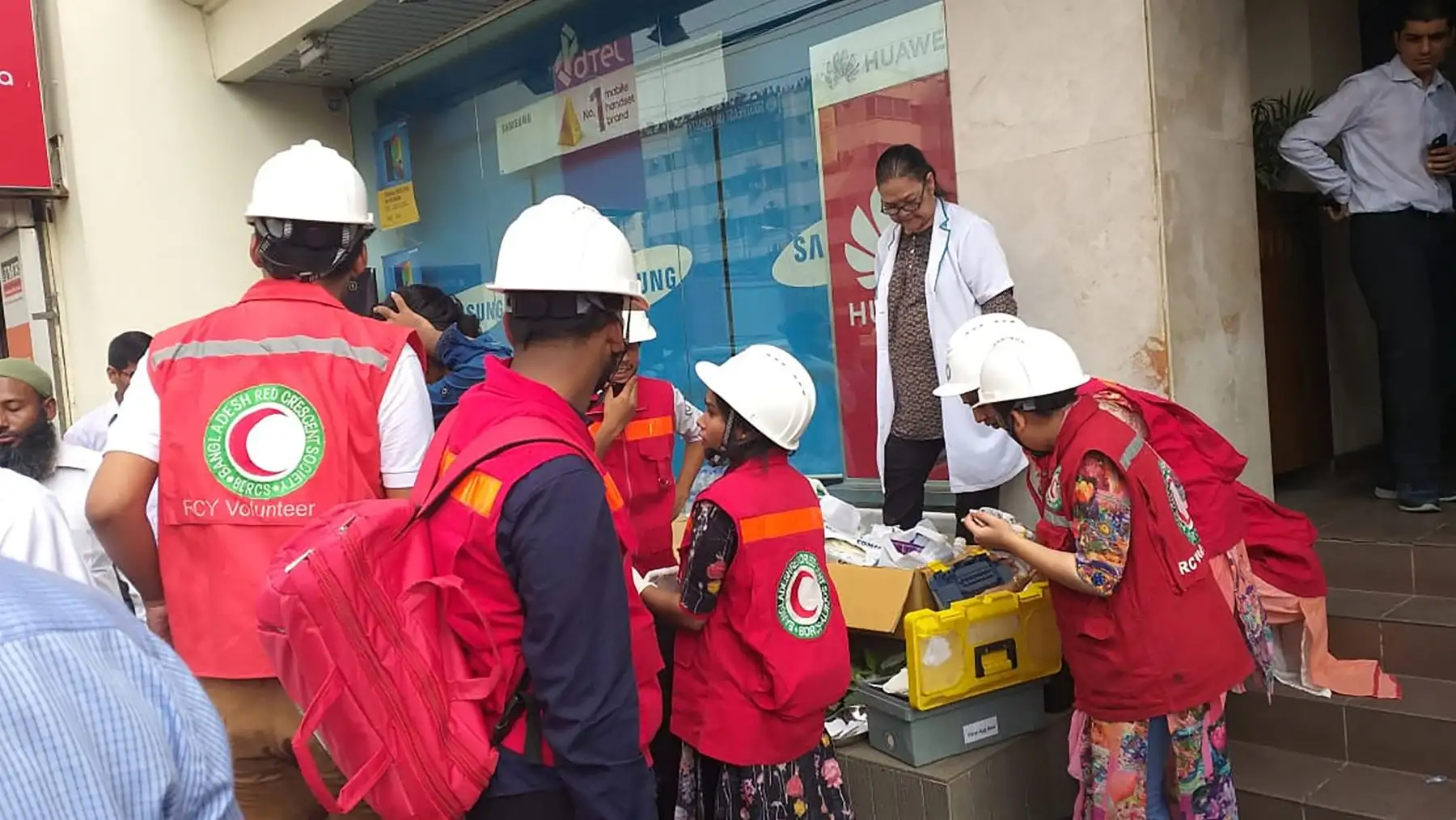 Mueren 19 personas por incendio en edificio de 19 pisos en Bangladesh. Foto: AFP