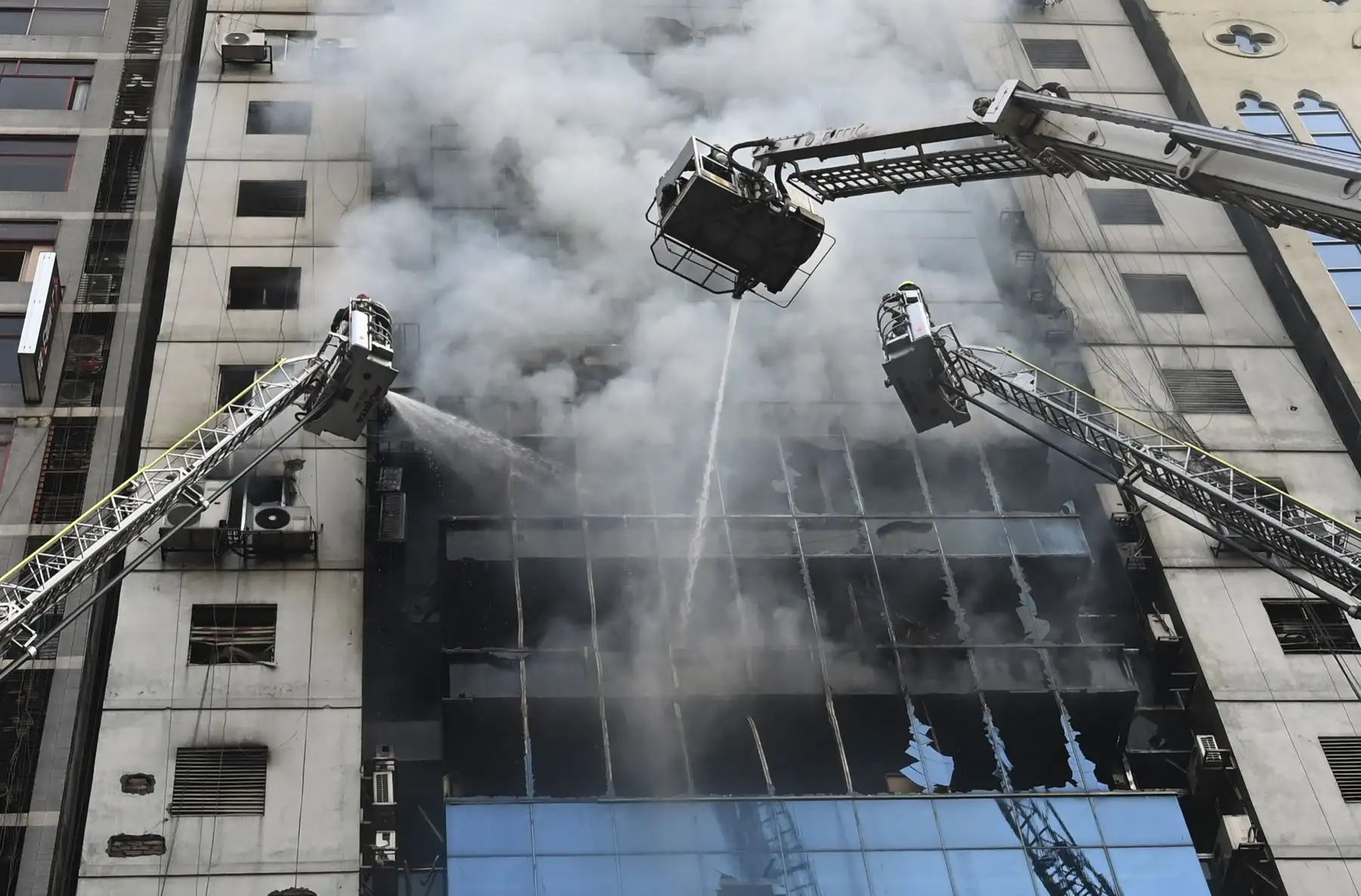 Mueren 19 personas por incendio en edificio de 19 pisos en Bangladesh. Foto: AFP