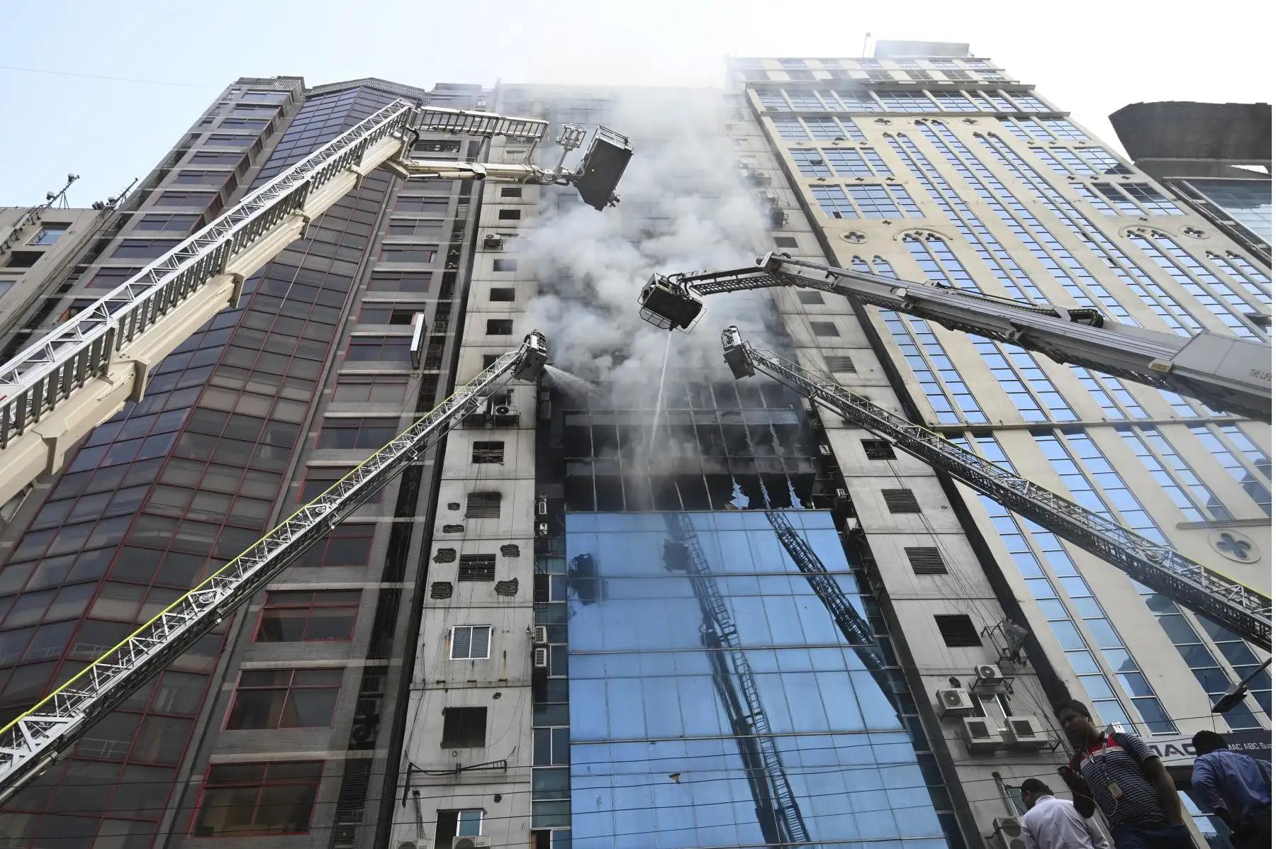 Mueren 19 personas por incendio en edificio de 19 pisos en Bangladesh. Foto: AFP