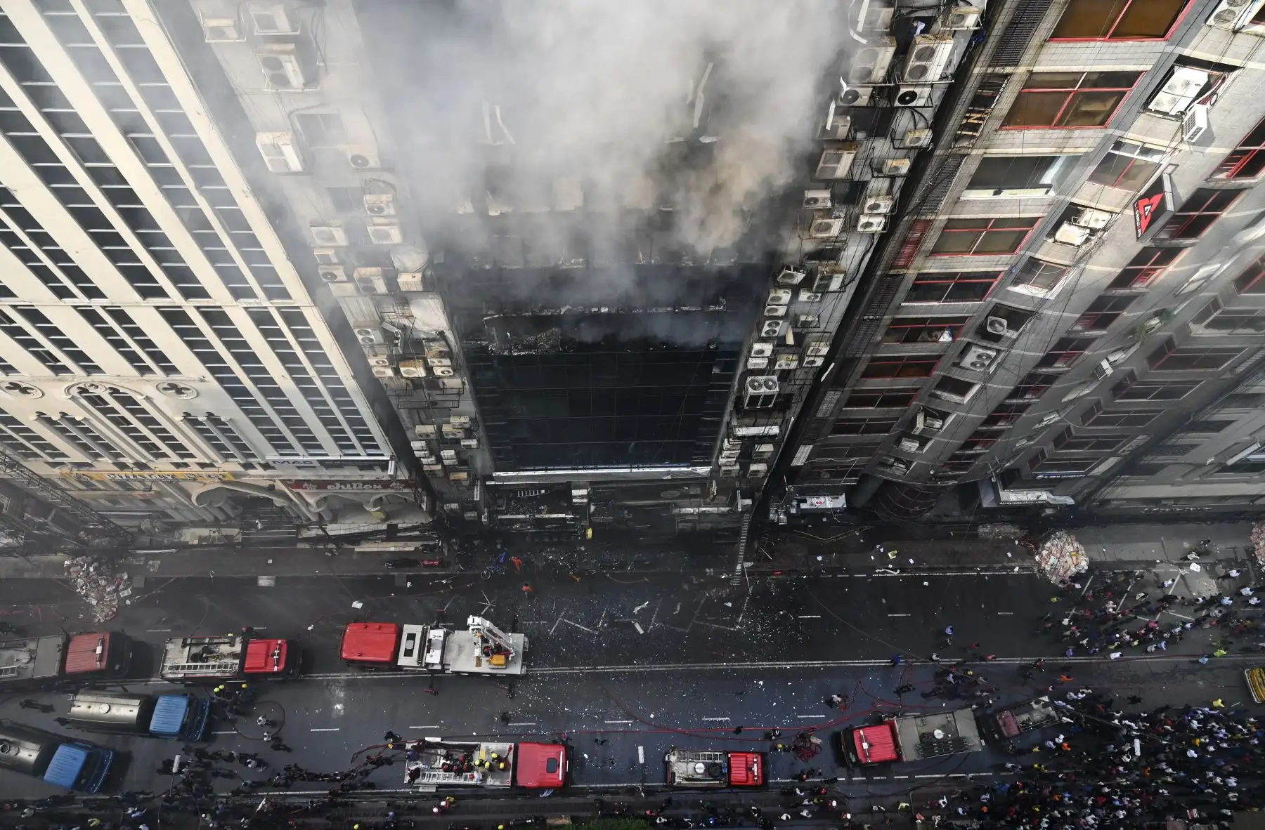 Bomberos de Bangladesh intentan extinguir un incendio en un edificio de oficinas en Dhake. Foto: AFP