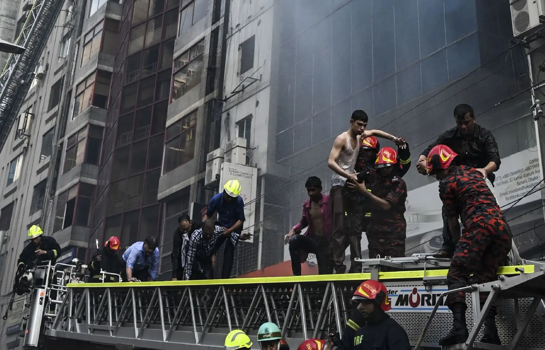 Bomberos de Bangladesh intentan extinguir un incendio en un edificio de oficinas en Dhaka. Foto: AFP