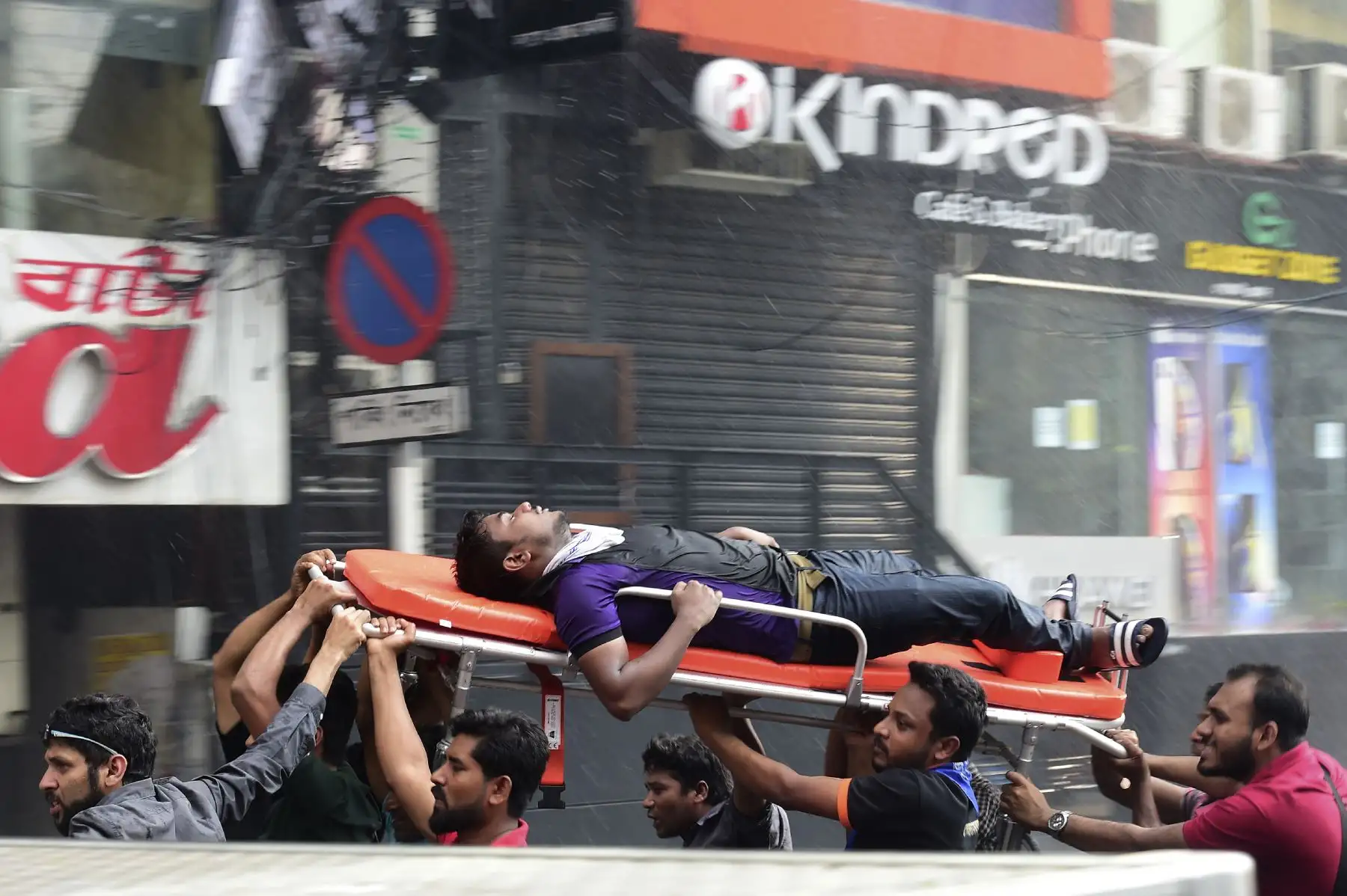 Sobrevivientes son rescatados por bomberos tras el incendio en un  edificio en Dhaka. Foto: AFP