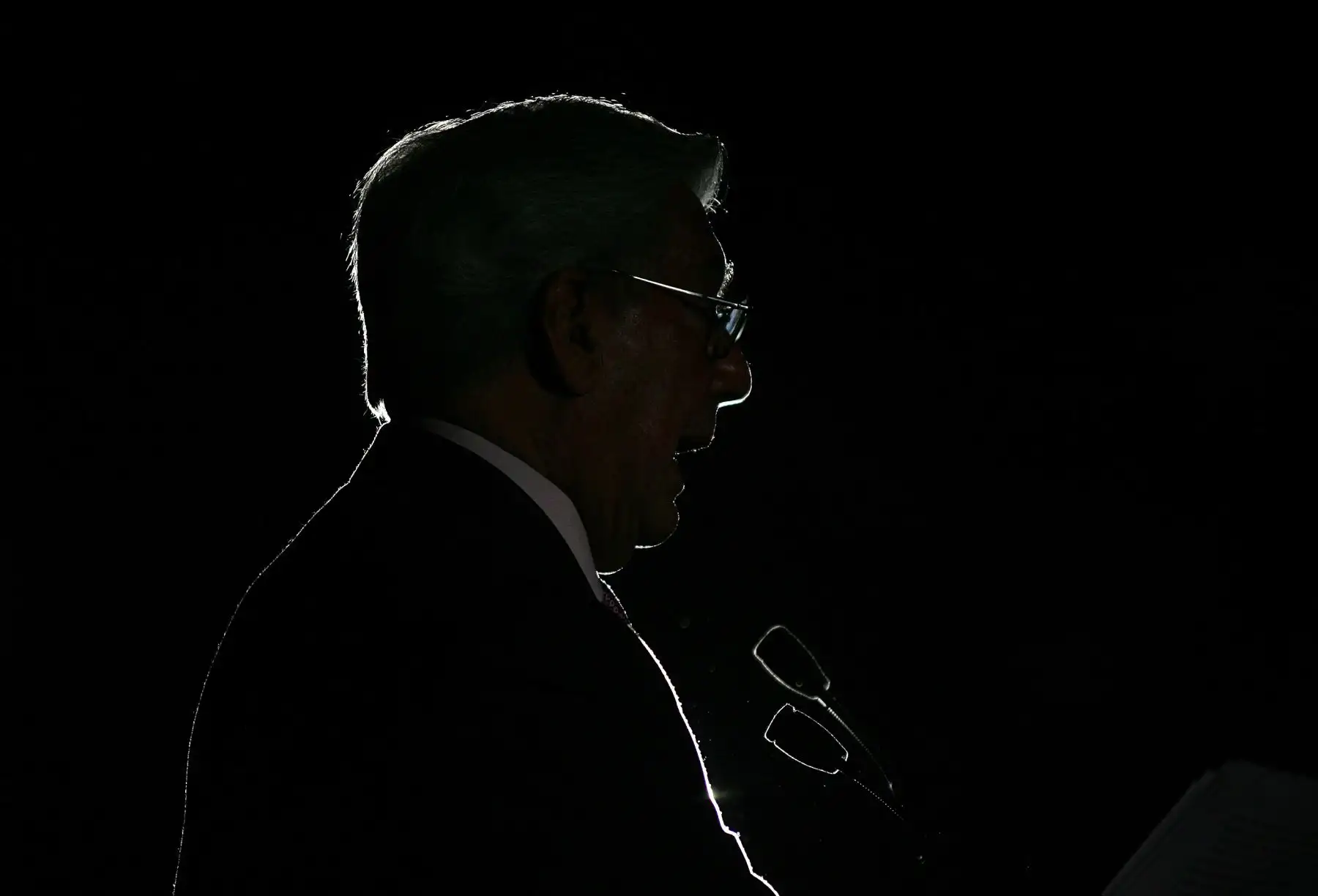 Mario Vargas Llosa pronuncia un discurso durante la inauguración de la conferencia en México. Foto: AFP