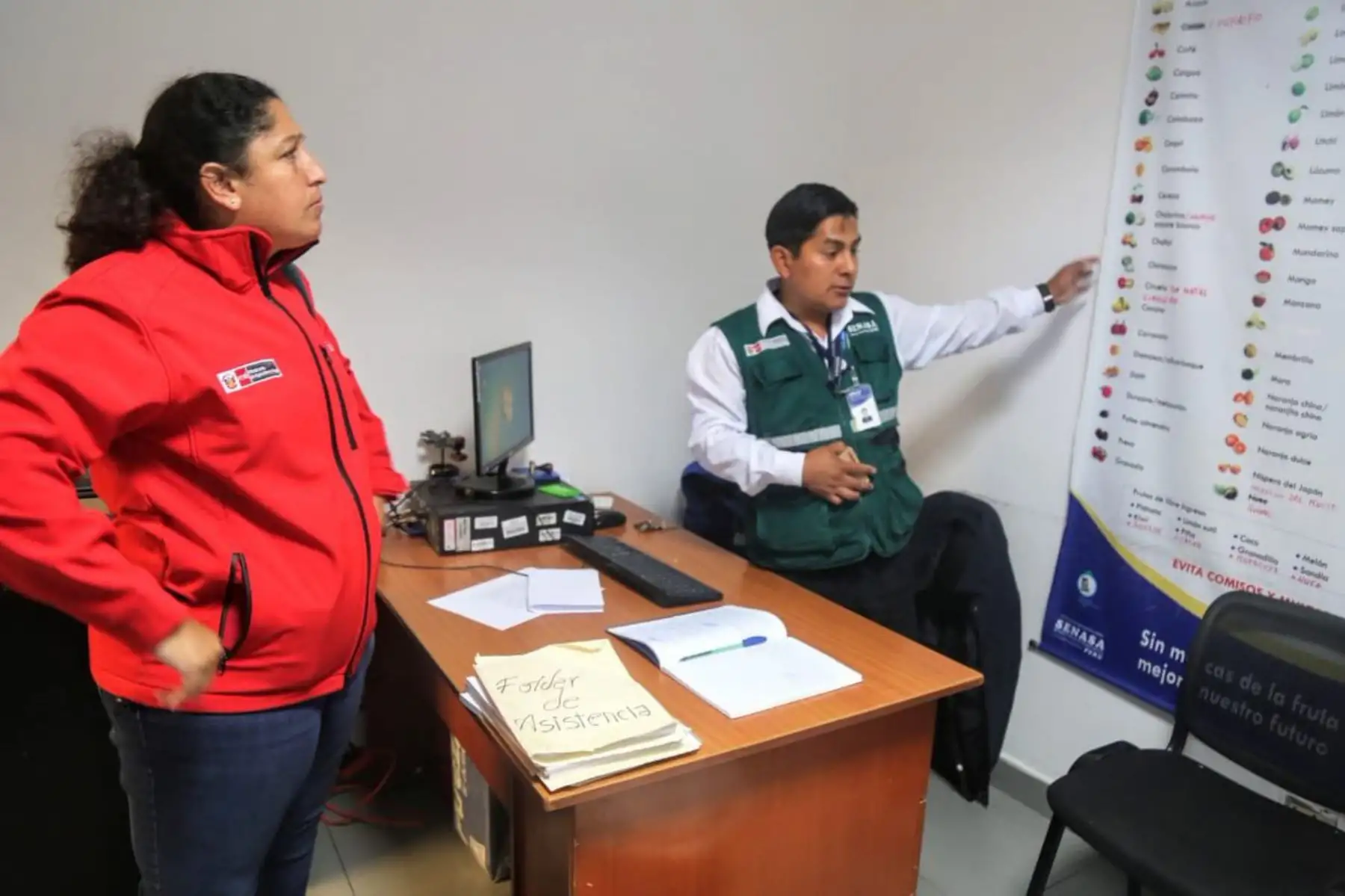 La ministra de Agricultura y Riego, Fabiola Muñoz, visitó el puesto de control del Servicio Nacional de Sanidad Agraria (Senasa) en el aeropuerto internacional Alfredo Rodríguez Ballón de Arequipa, donde diariamente personal del Minagri revisa e inspecciona maletas y cargas para prevenir la presencia de la mosca de la fruta en esa región del sur peruano.