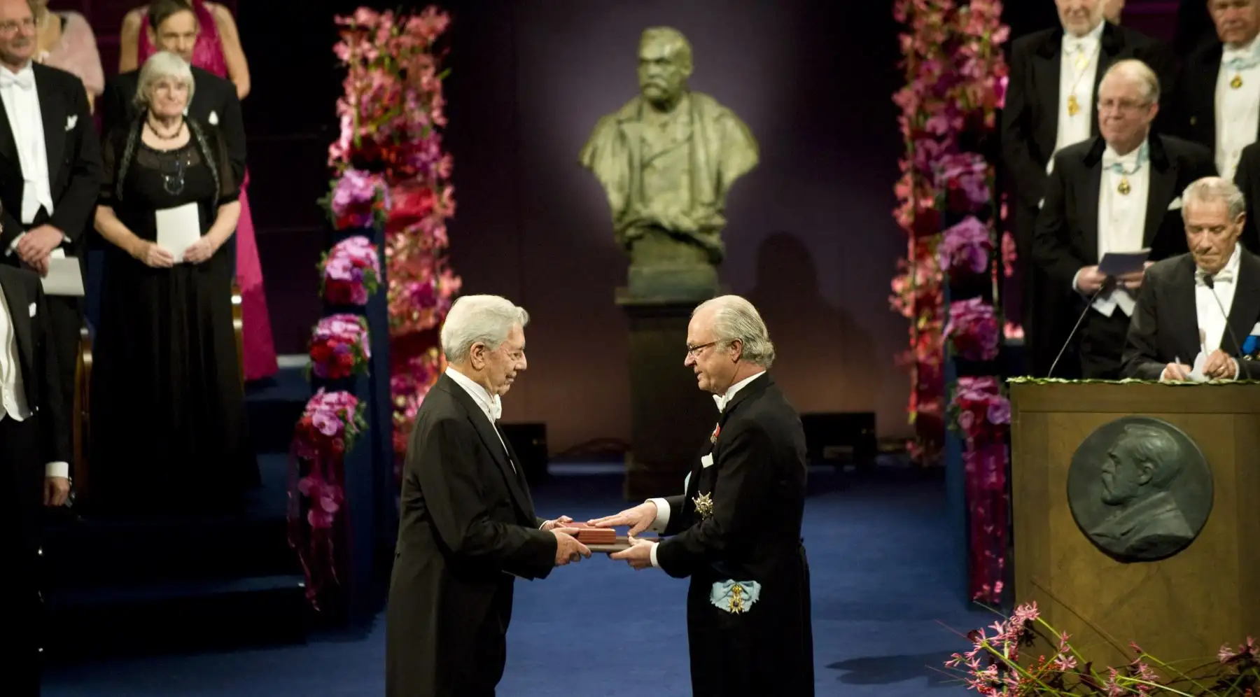 El escritor peruano Mario Vargas Llosa recibe el Premio Nobel de Literatura del Rey Carl XVI Gustaf de Suecia en Estocolmo el 10 de diciembre de 2010. Foto: AFP