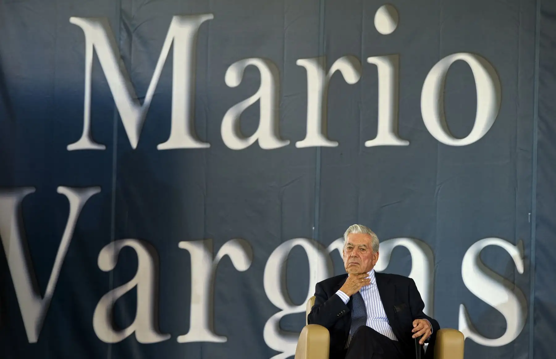 Mario Vargas Llosa, durante una conferencia en la Universidad Autónoma Metropolitana de la Ciudad de México. Foto: AFP