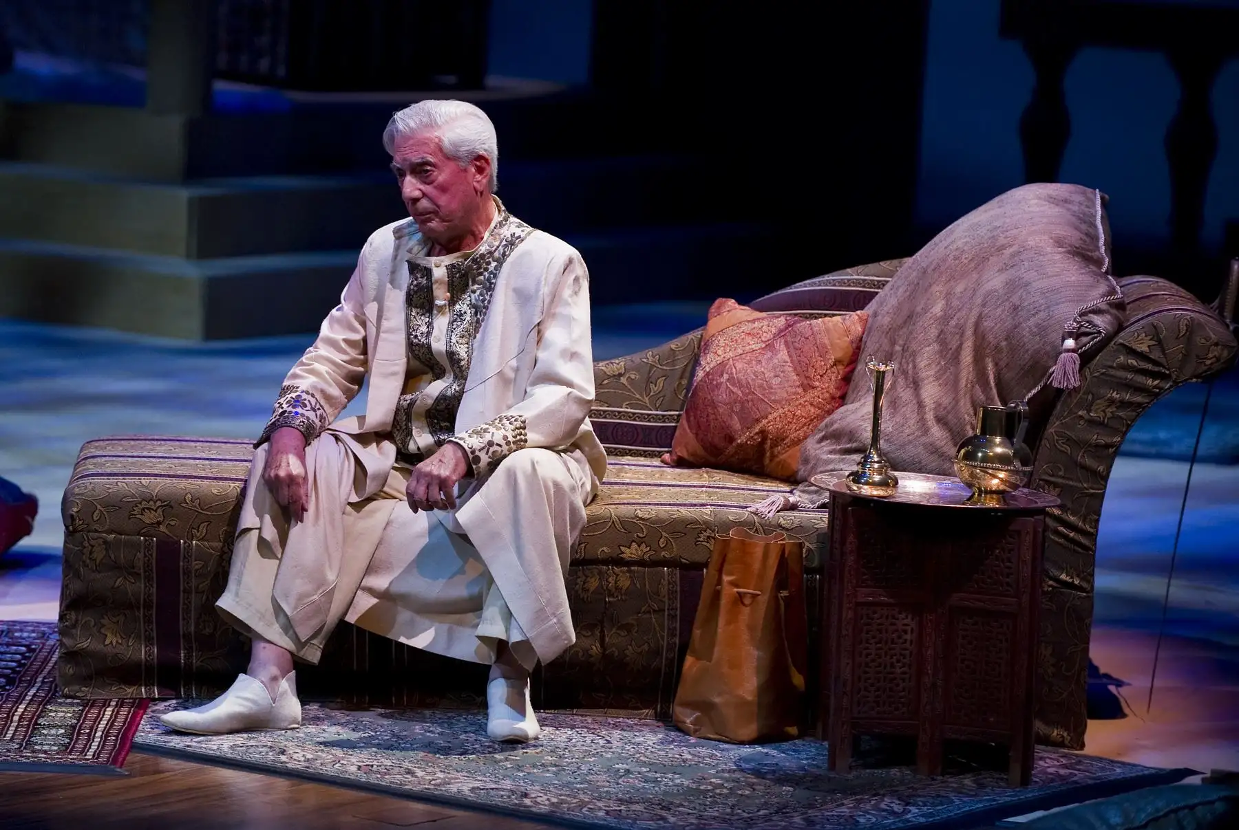 Mario Vargas Llosa, escritor peruano y Premio Nobel de Literatura 2010, actúa en la obra "Las mil noches y una noche" en el Palacio de Bellas Artes de la ciudad de México. Foto: AFP