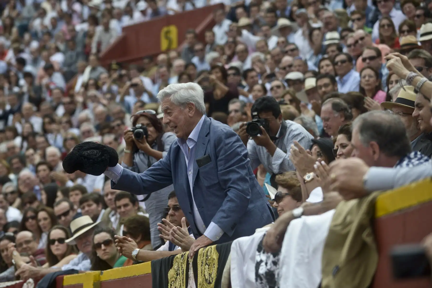 El escritor peruano Mario Vargas Llosa asiste al festival taurino "Señor de los Milagros" en la plaza de toros de Acho el 2 de diciembre de 2012 en Lima.Foto: AFP