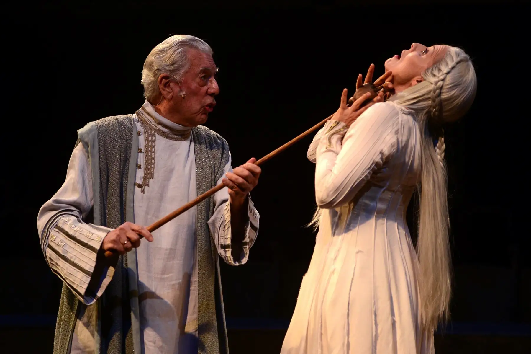 El escritor peruano y ganador del premio Nobel de literatura 2010, Mario Vargas Llosa y la actriz española Aitana Sánchez Gijón se presentan durante el ensayo general de "Cuentos de la plaga" en el Teatro Español de Madrid el 22 de enero de 2015. Foto: AFP