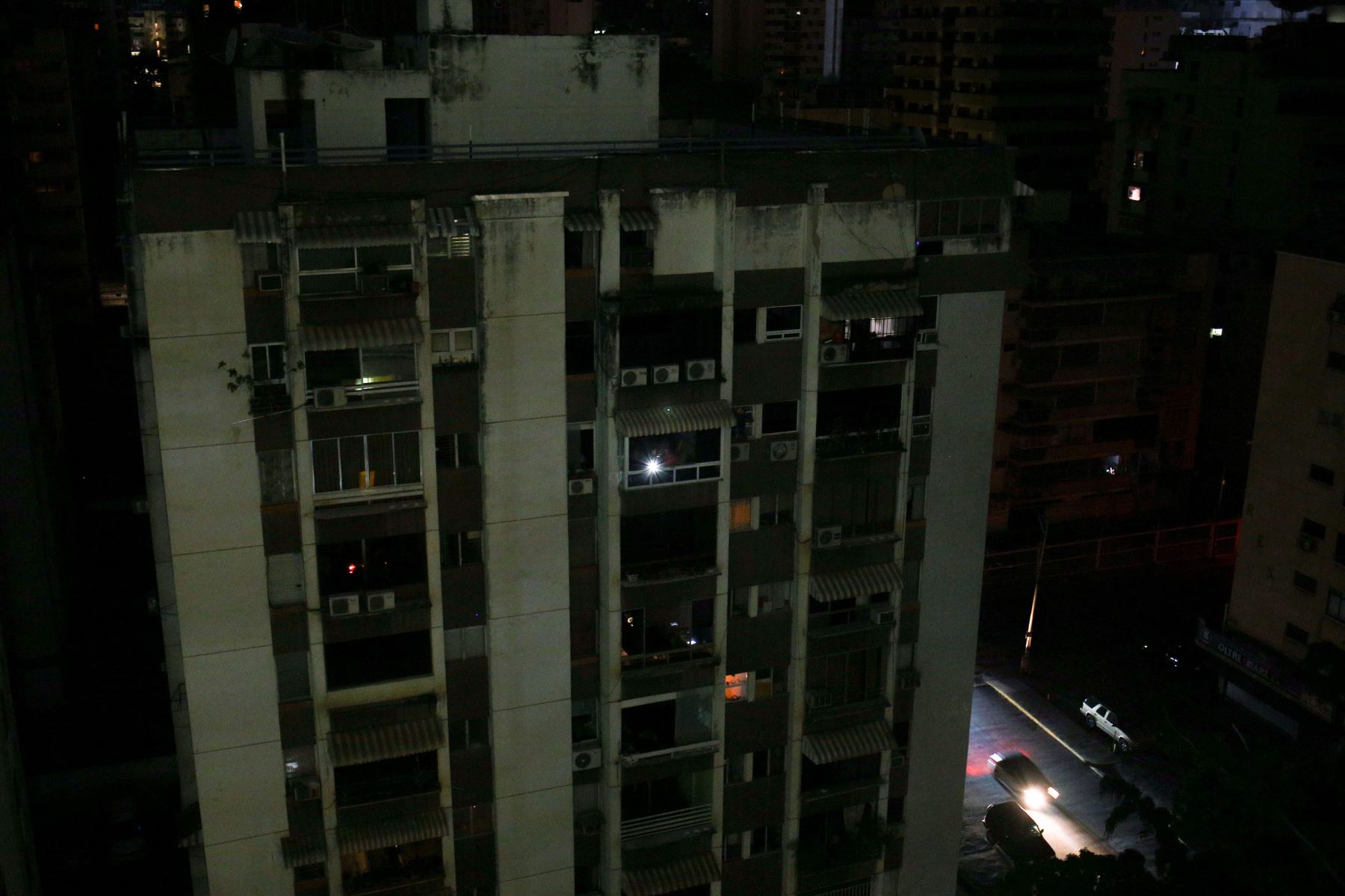 Vista general del vecindario de Los Palos Grandes parcialmente iluminado durante un corte de energía en Caracas, Venezuela, el 27 de marzo de 2019. Foto: AFP