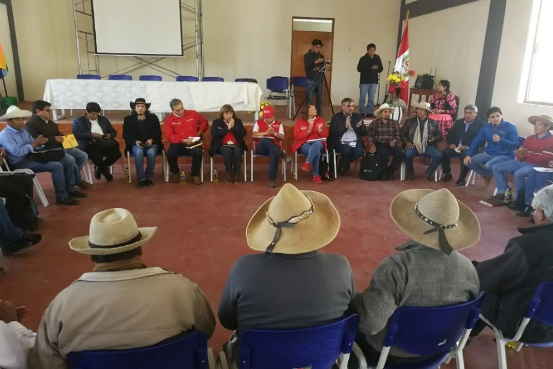 Ante los últimos sucesos producidos en torno a su operación, Minera Las Bambas reconoce el esfuerzo de las autoridades del Gobierno central para buscar una solución a través del diálogo y ratifica su plena disposición a contribuir en ello, en favor del desarrollo de la región Apurímac y del Perú. Cortesía